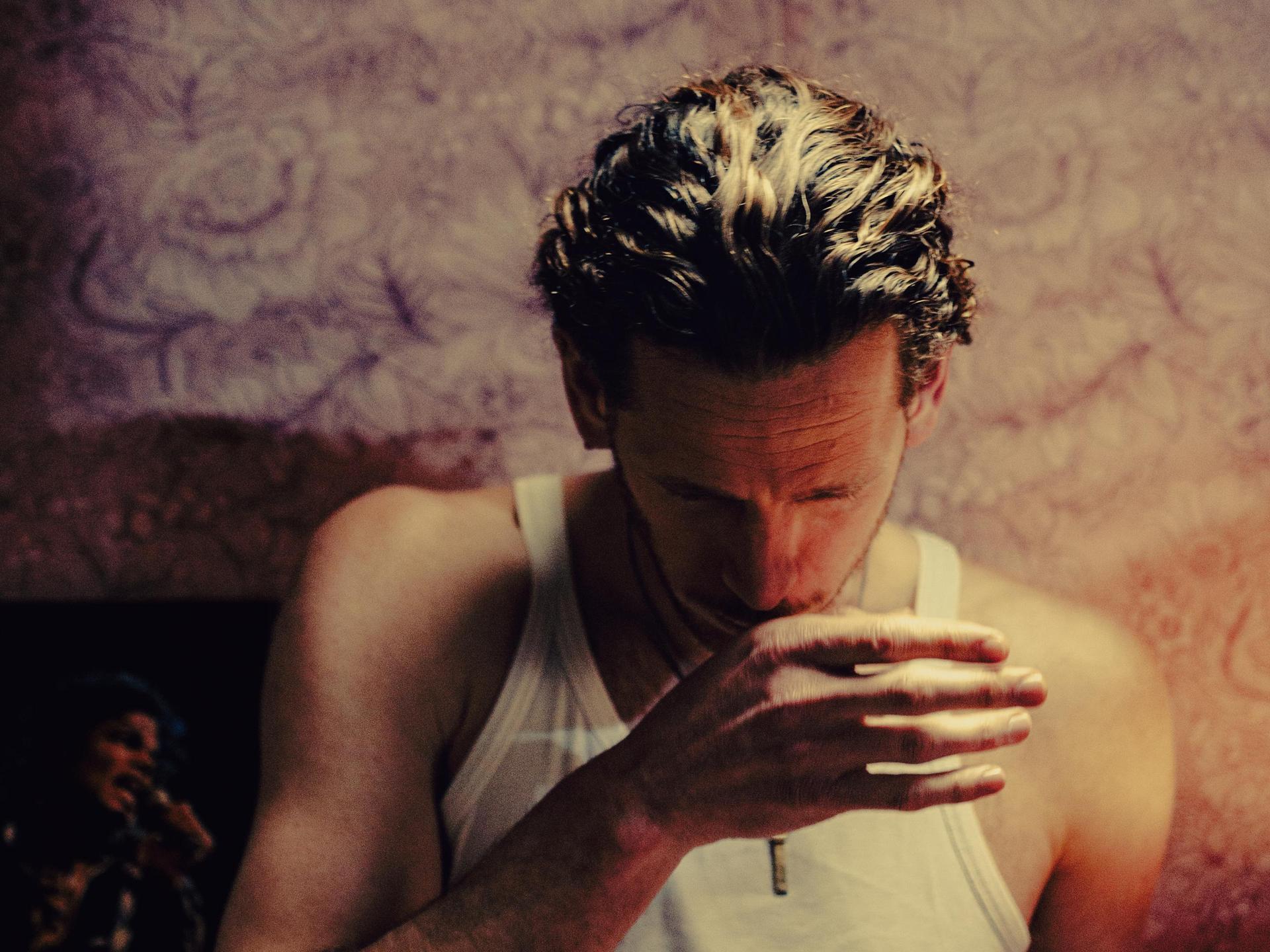 Patrick Laureij, Promotiefoto van Patrick Laureij - Patrick in hemd tegen vage oranje roze achtergrond