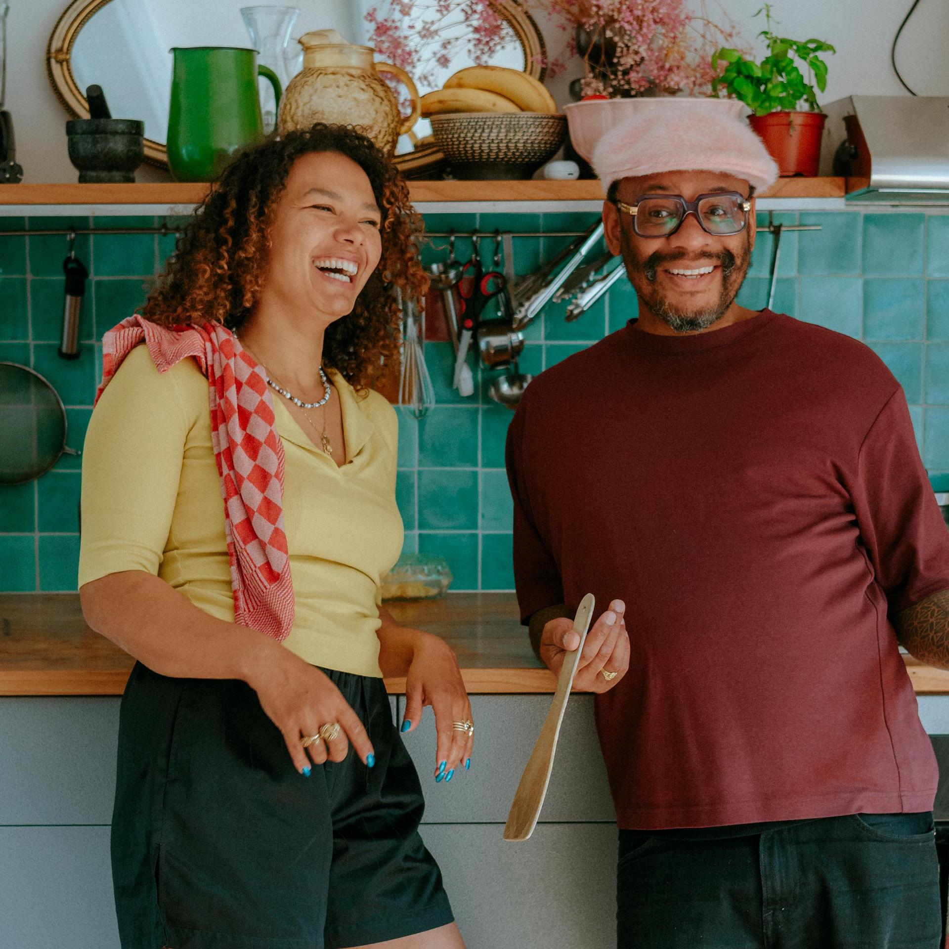 Howard Komproe & Noni Kooiman, Promotiefoto van Howard Komproe en Noni Kooiman in de keuken