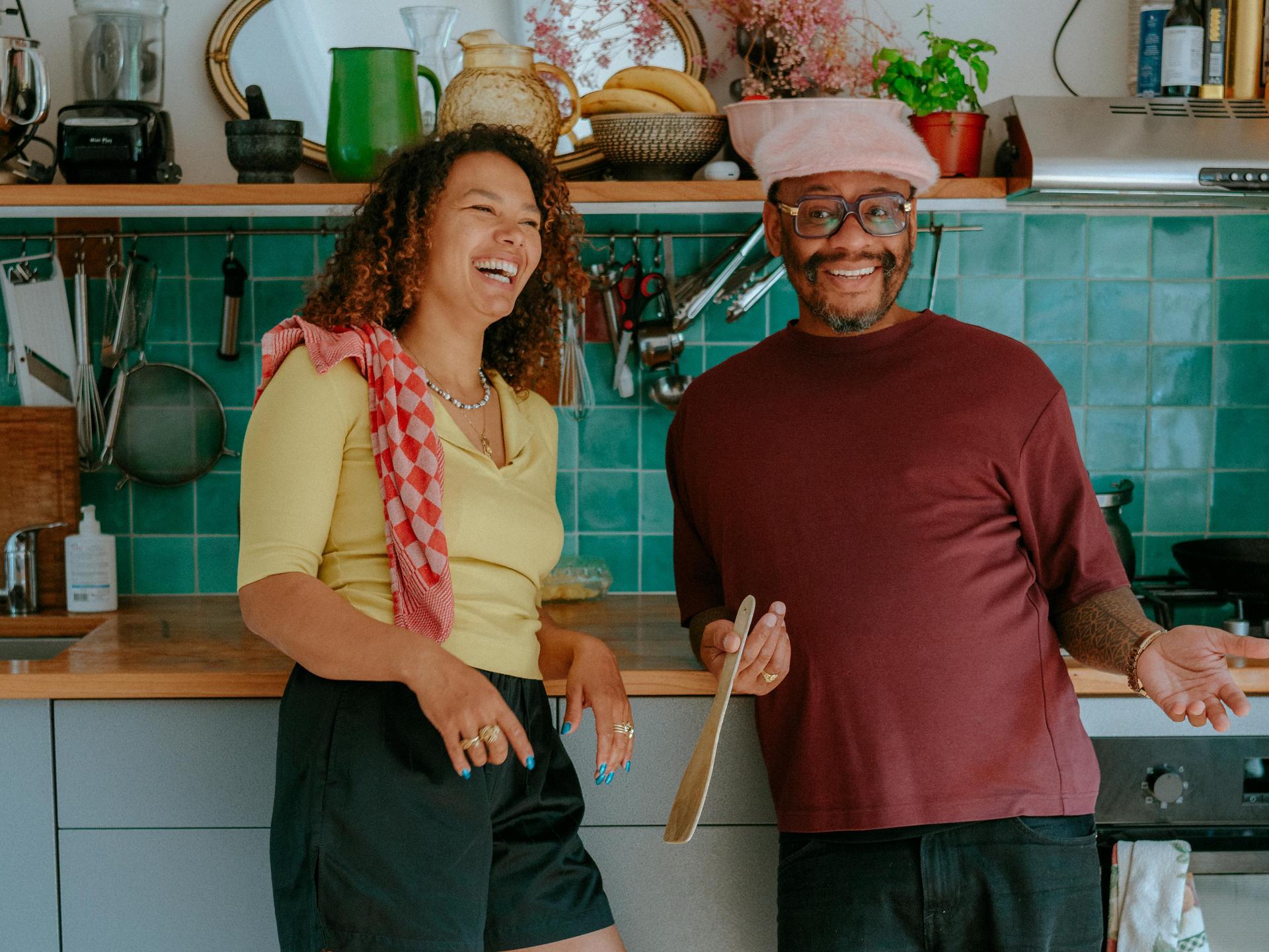 Howard Komproe & Noni Kooiman, Promotiefoto van Howard Komproe en Noni Kooiman in de keuken