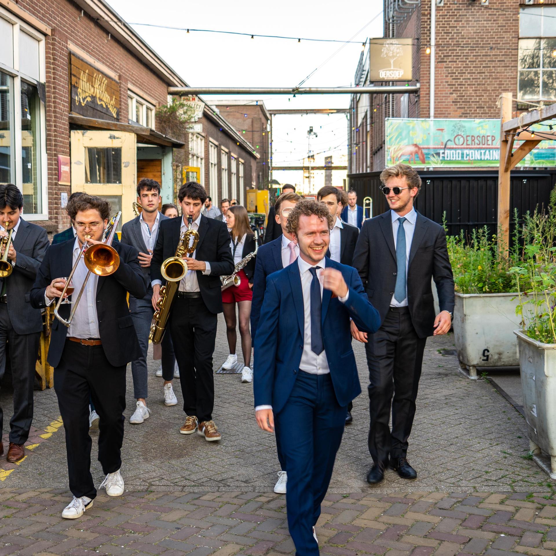 Chris Muller Big Band & Jasper Blom, Promotiefoto van de Chris Muller Big Band in een straatje
