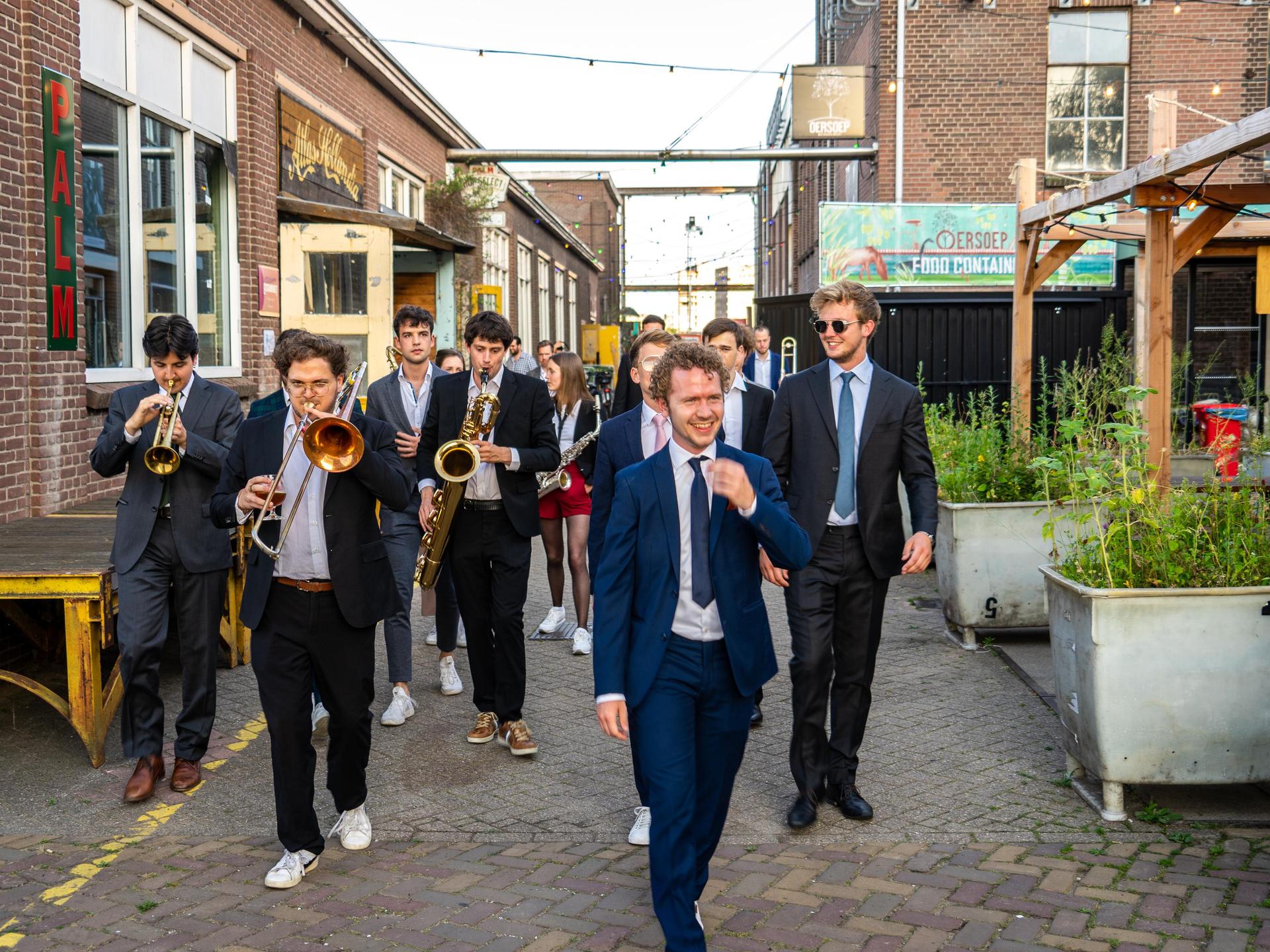 Chris Muller Big Band & Jasper Blom, Promotiefoto van de Chris Muller Big Band in een straatje