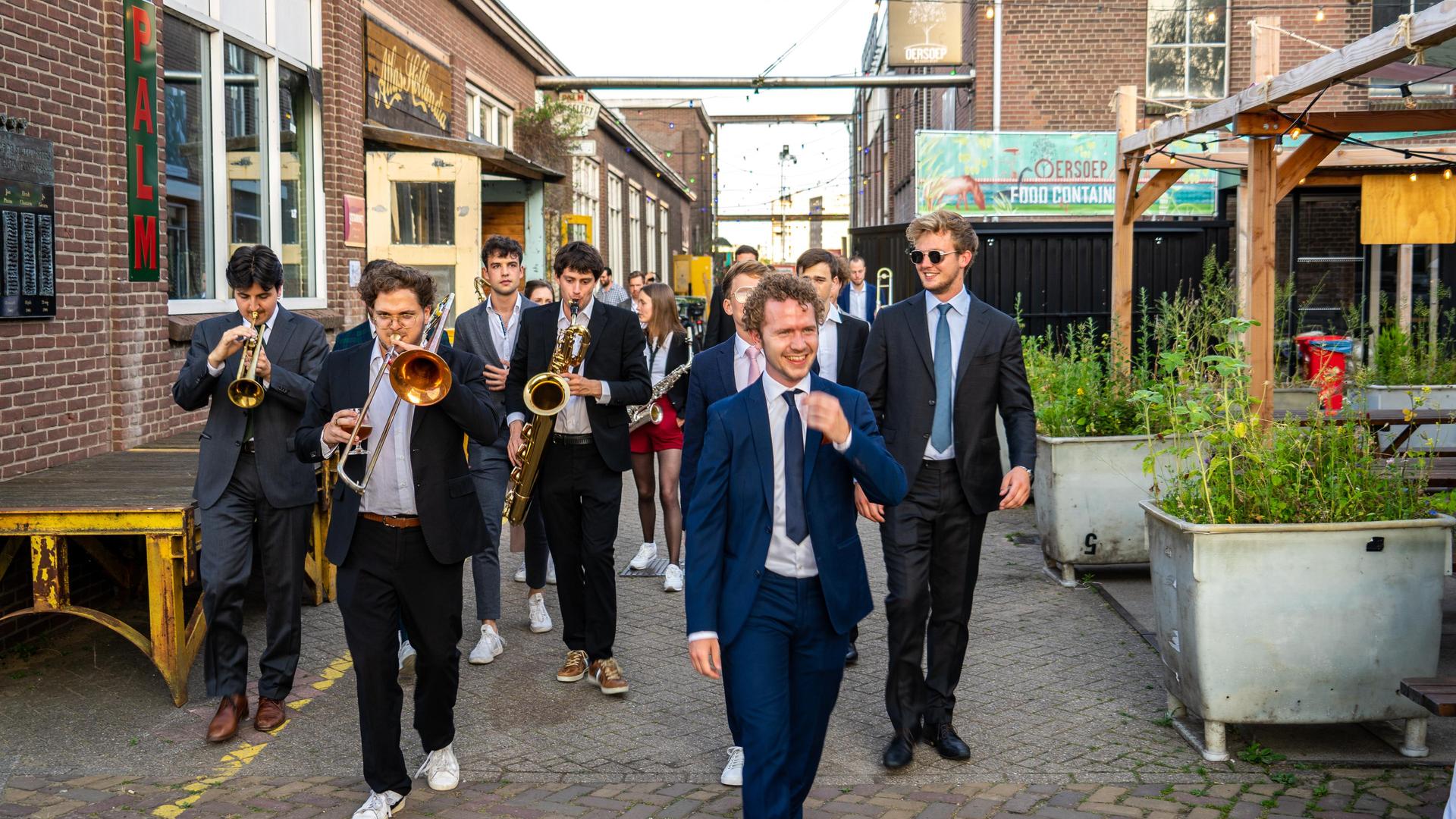 Chris Muller Big Band & Jasper Blom, Promotiefoto van de Chris Muller Big Band in een straatje