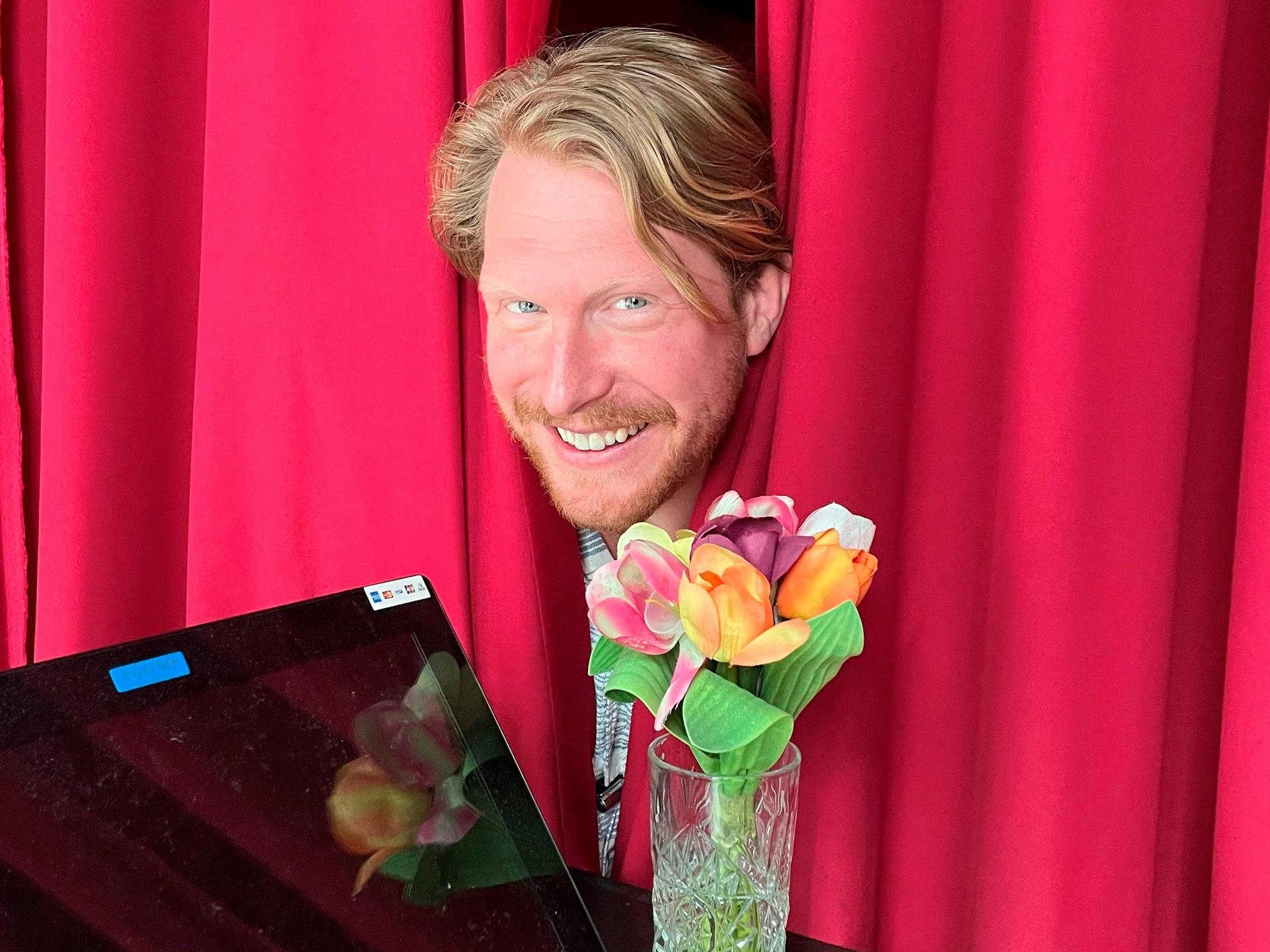 Kor Hoebe, Promotiefoto van Kor Hoebe - zijn hoofd tussen de rode gordijnen met zijn piano op de voorgrond