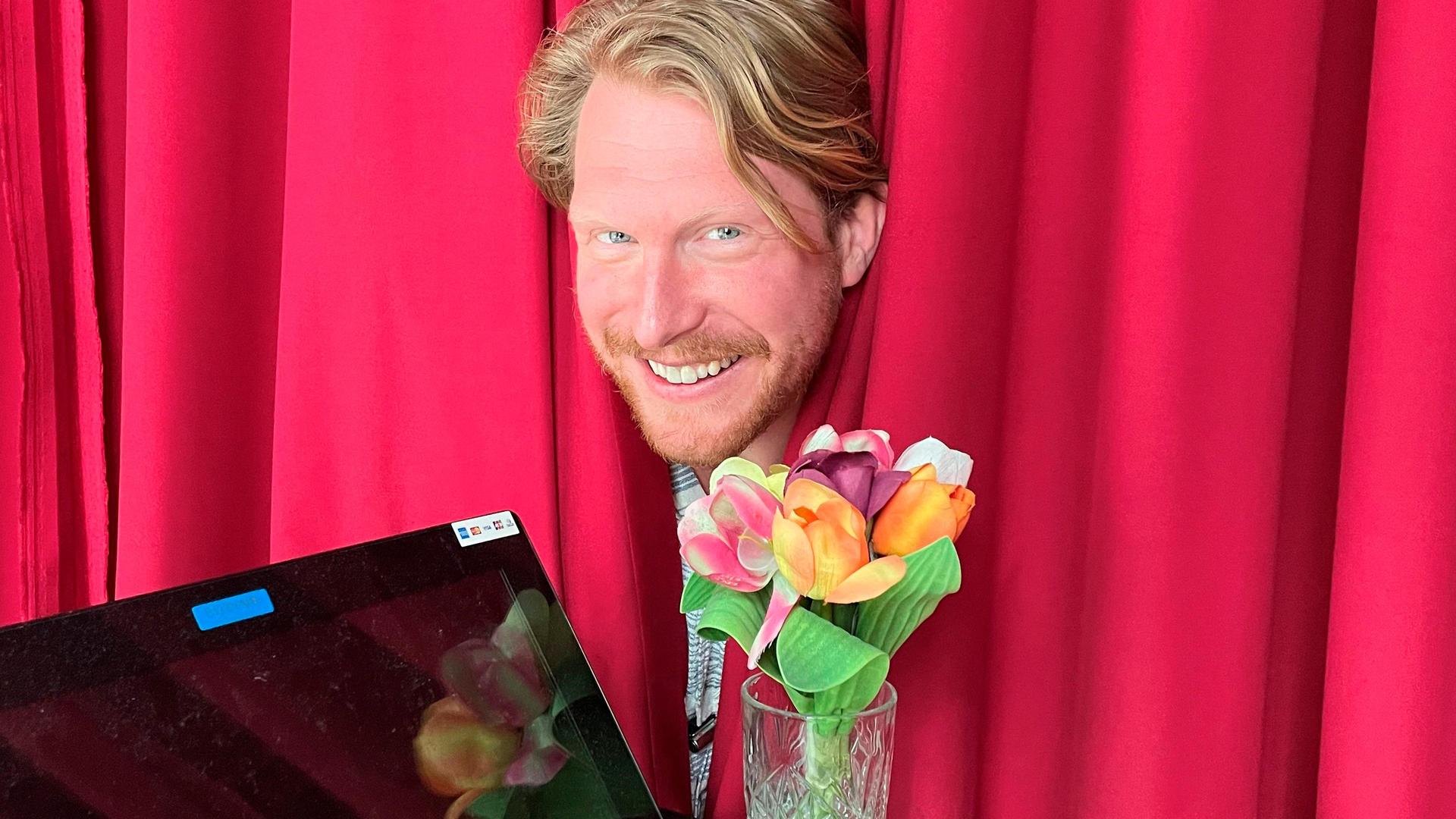 Kor Hoebe, Promotiefoto van Kor Hoebe - zijn hoofd tussen de rode gordijnen met zijn piano op de voorgrond