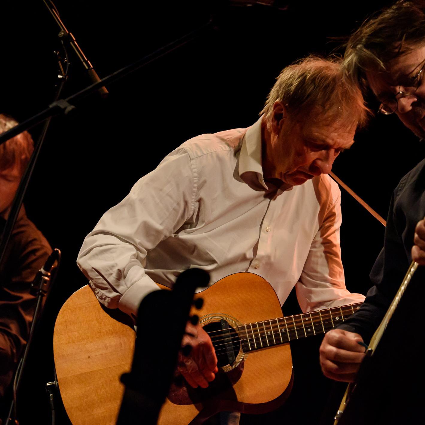 Alex Roeka, Promotiefoto van Alex Roeka op gitaar