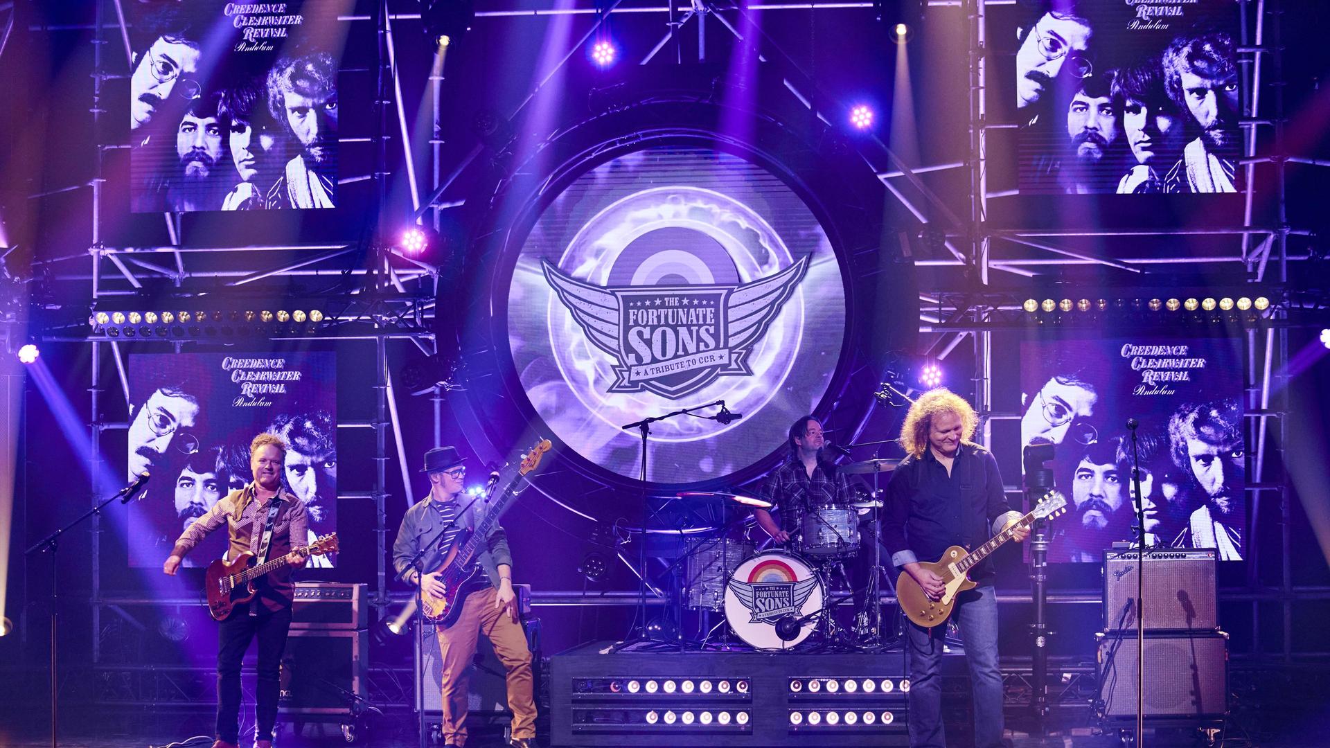 The Fortunate Sons, Promotiefoto van The Fortunate Sons - de band op het podium met paarse achtergrond