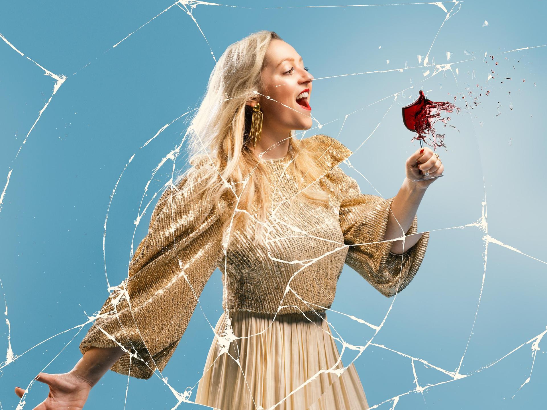 Céline Janssen, Promotiefoto van Celine Jansen met een roos in haar hand op een achtergrond van gebroken spiegel