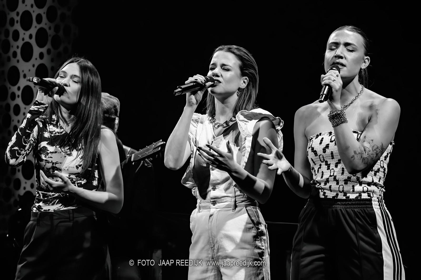 scènefoto's van Velvet Vox tijdens de seizoenspresentatie. 3 dames samen zingend