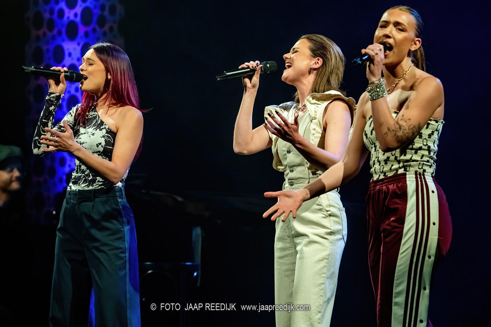 scènefoto's van Velvet Vox tijdens de seizoenspresentatie. 3 dames samen zingend
