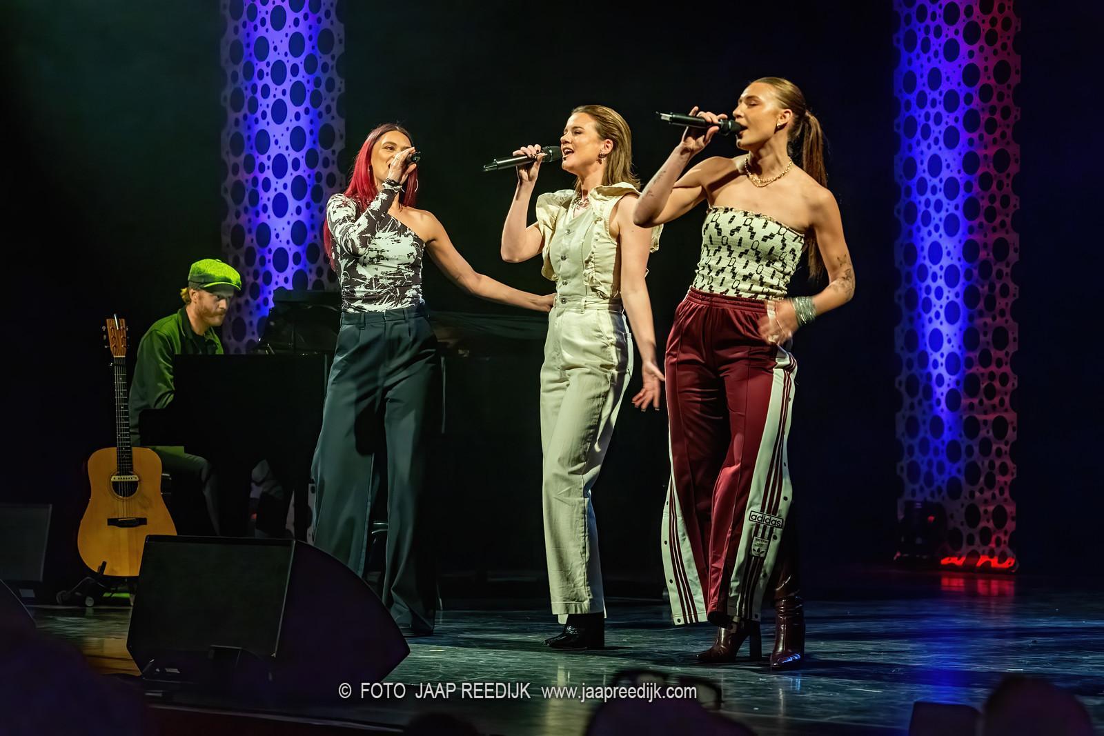 scènefoto's van Velvet Vox tijdens de seizoenspresentatie. 3 dames samen zingend