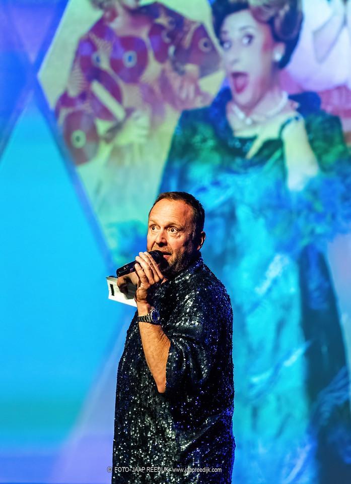 Foto van Richard Groenendijk met op de achtergrond zijn personage in Hairspray Edna