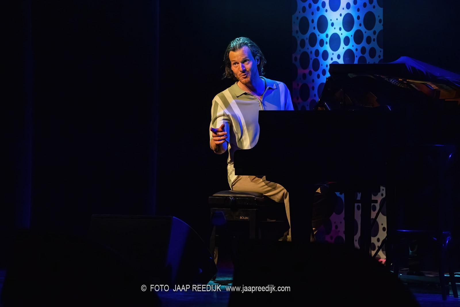 Foto van Guido Spek op het podium tijdens seizoenspresentatie