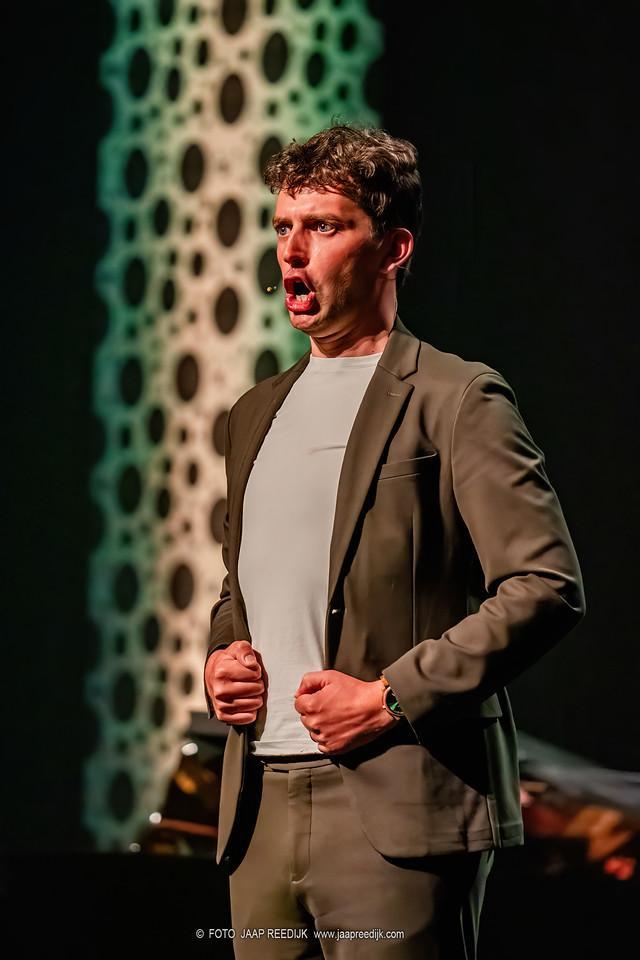 Foto van Tijmen Dokter op het podium tijdens de presentatie avond