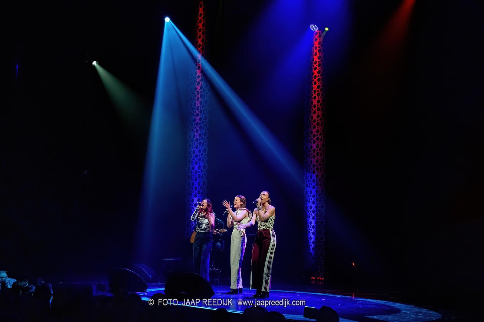 Foto van Velvet Vox op het podium tijdens presentatie avond