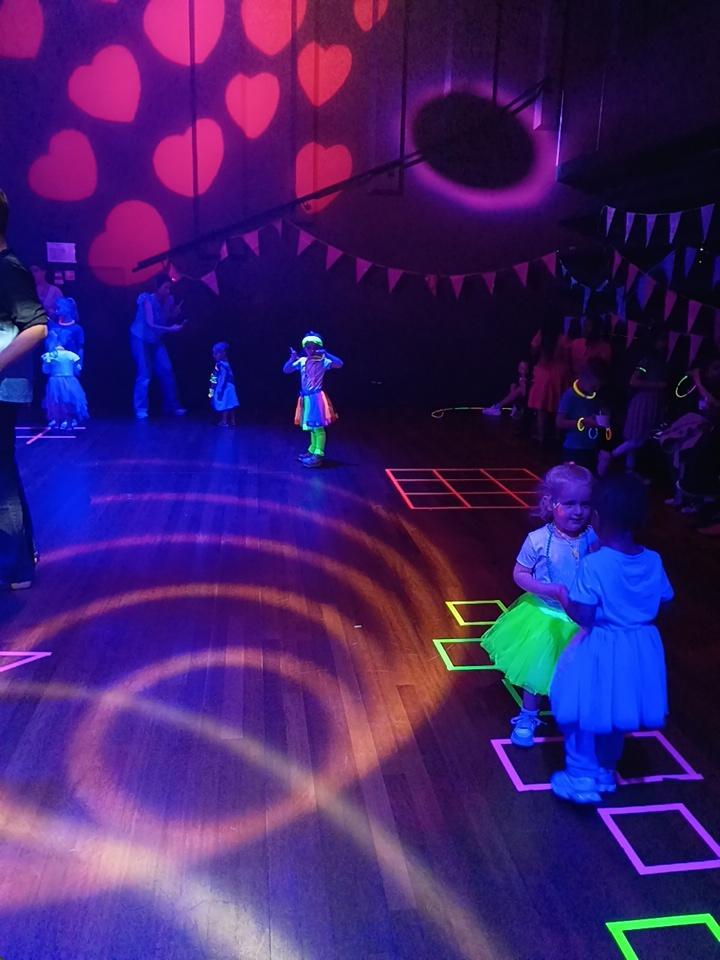 Foto's genomen tijdens de StoepKids Kinderdisco met neonthema