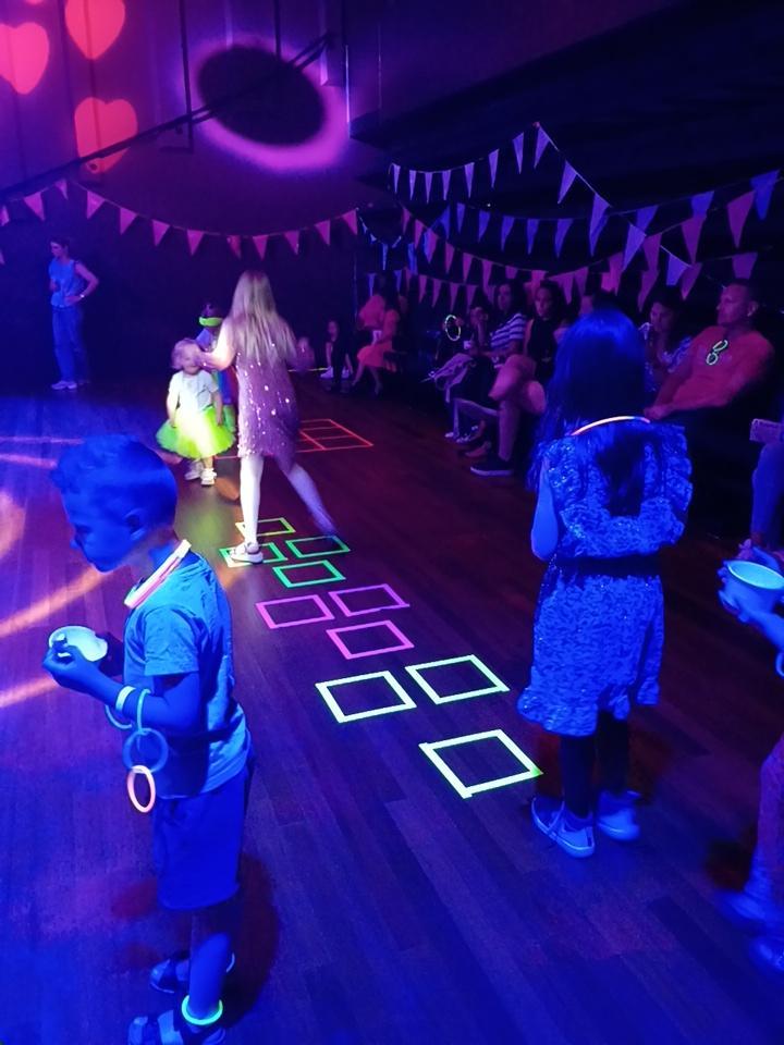 Foto's genomen tijdens de StoepKids Kinderdisco met neonthema