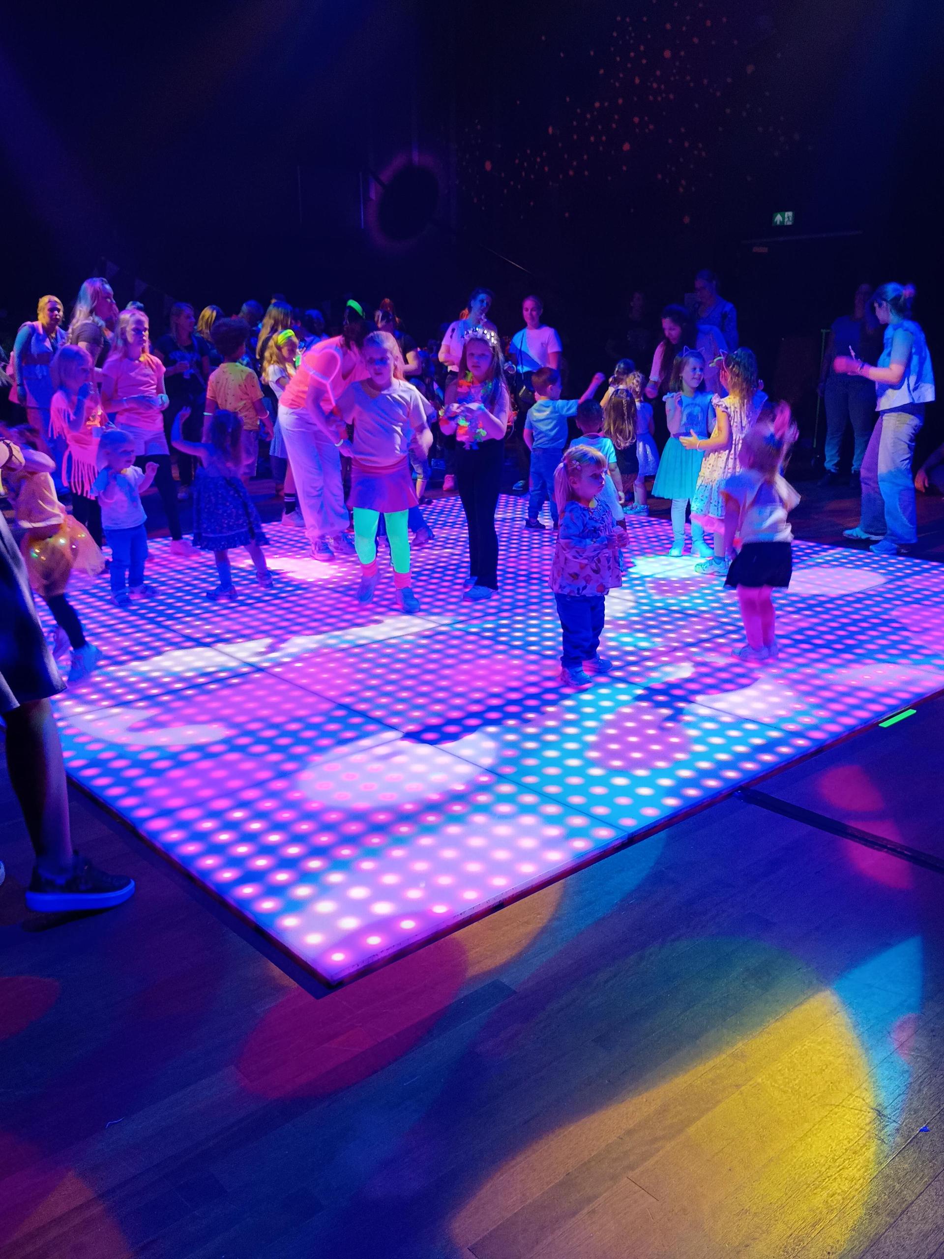 Foto's genomen tijdens de StoepKids Kinderdisco met neonthema