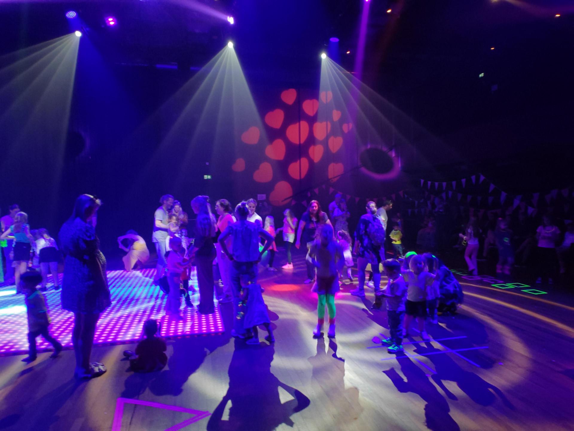 Foto's genomen tijdens de StoepKids Kinderdisco met neonthema