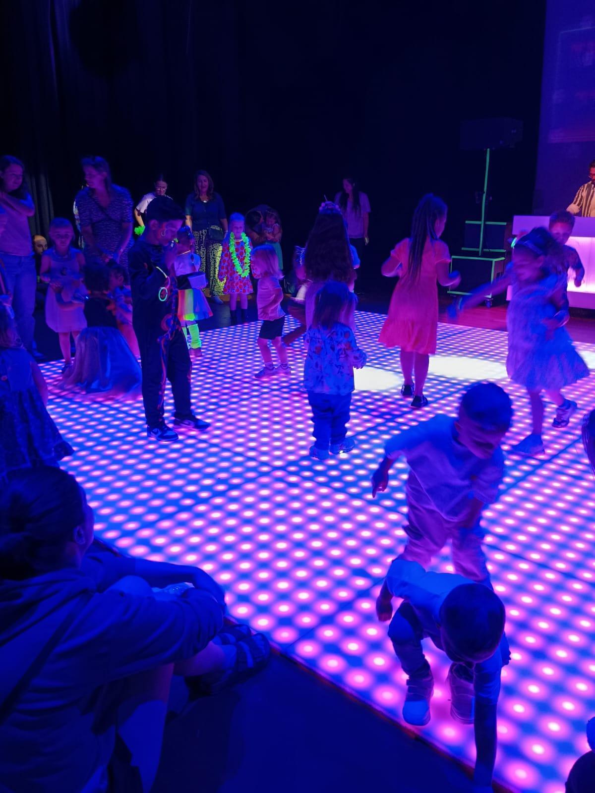 Foto's genomen tijdens de StoepKids Kinderdisco met neonthema