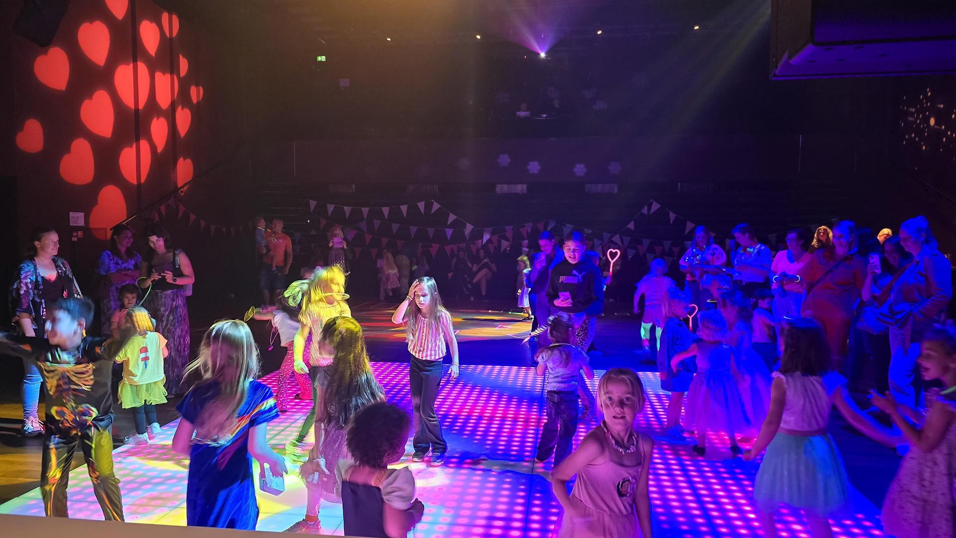 Foto's genomen tijdens de StoepKids Kinderdisco met neonthema