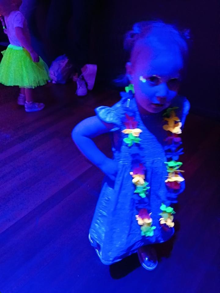 Foto's genomen tijdens de StoepKids Kinderdisco met neonthema