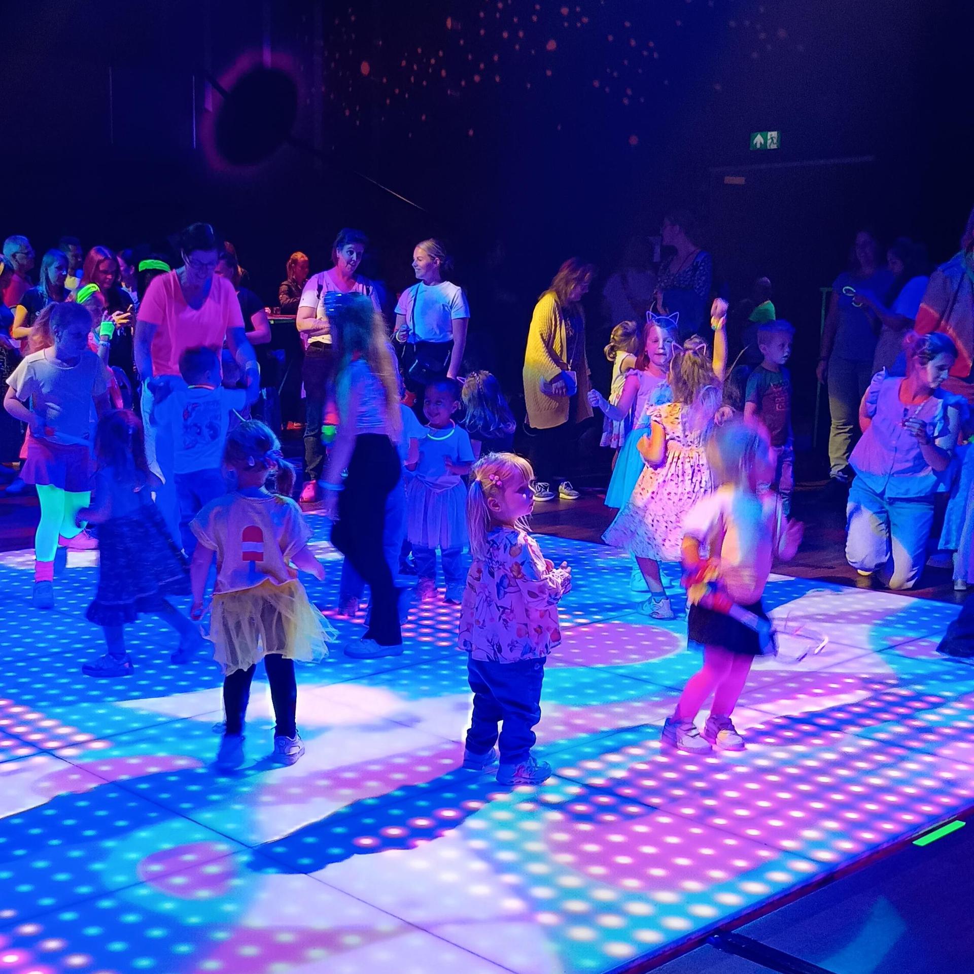 Stoep Kids Kinderdisco groot succes!, Foto's genomen tijdens de StoepKids Kinderdisco met neonthema