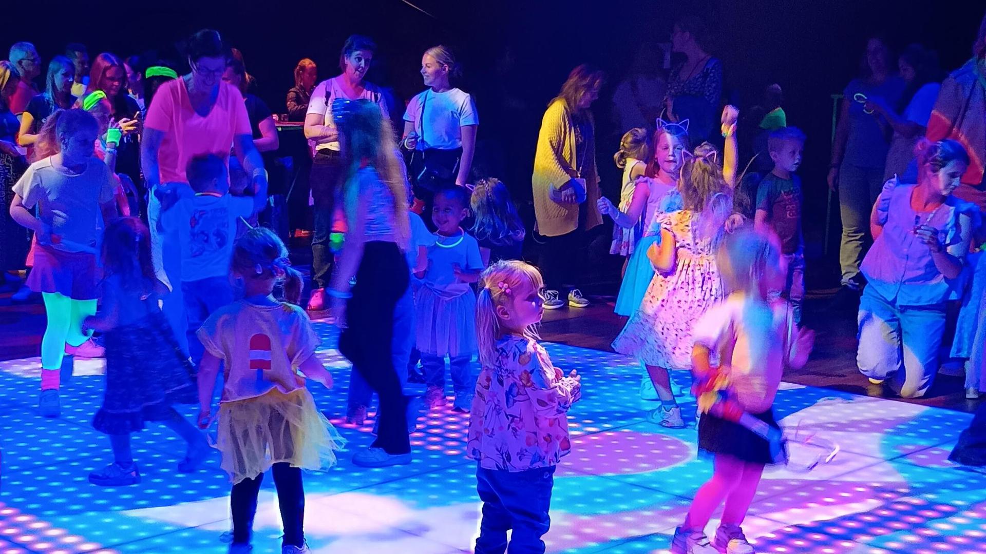 Stoep Kids Kinderdisco groot succes!, Foto's genomen tijdens de StoepKids Kinderdisco met neonthema