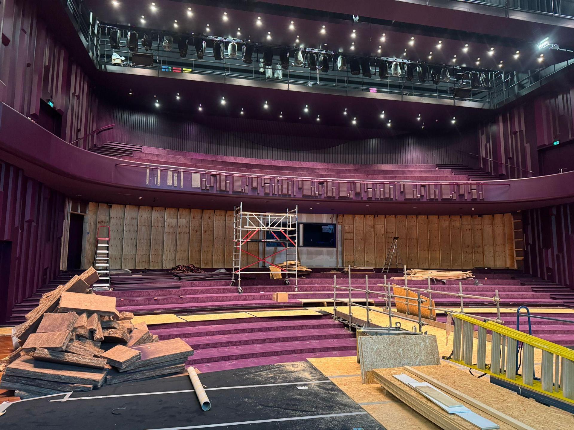 Foto's van de verbouwing van onze grote zaal en foyer