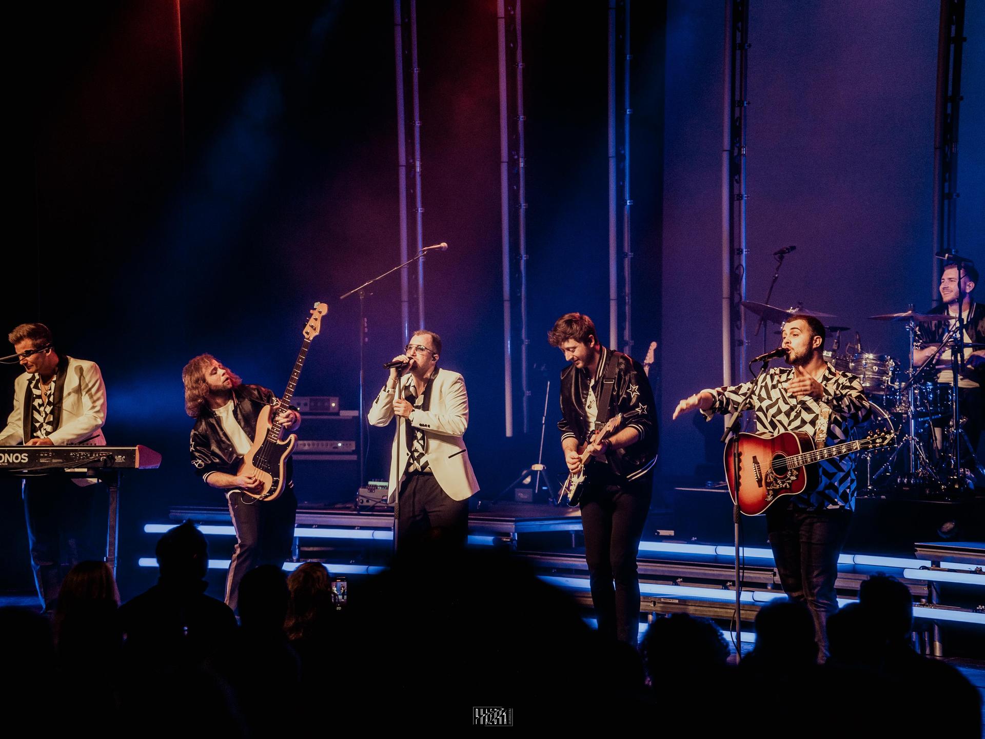 Bee Gees by MainCourse, Promotiefoto BeeGees by MainCourse. De 6 muzikanten op het podium.