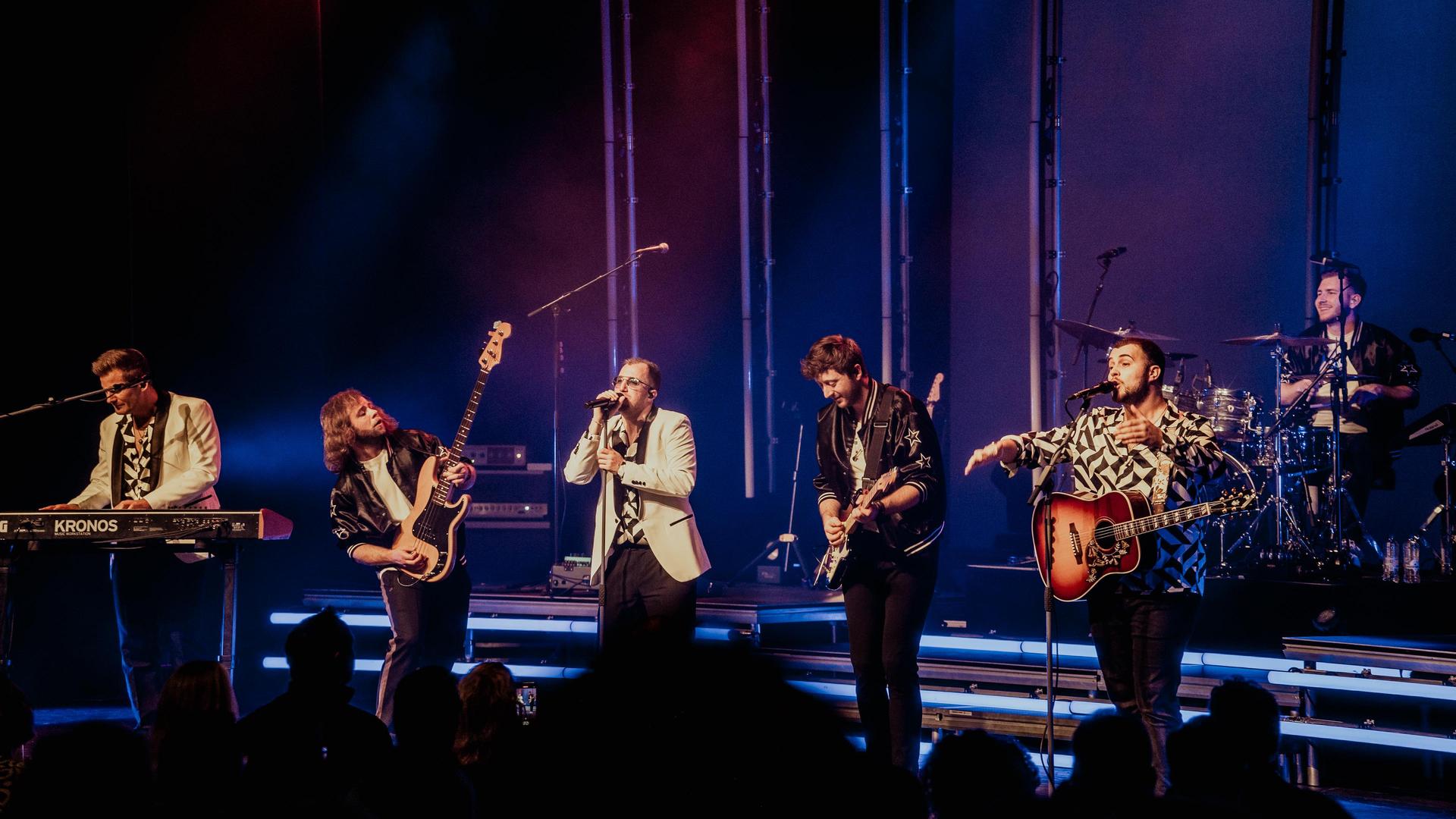 Bee Gees by MainCourse, Promotiefoto BeeGees by MainCourse. De 6 muzikanten op het podium.
