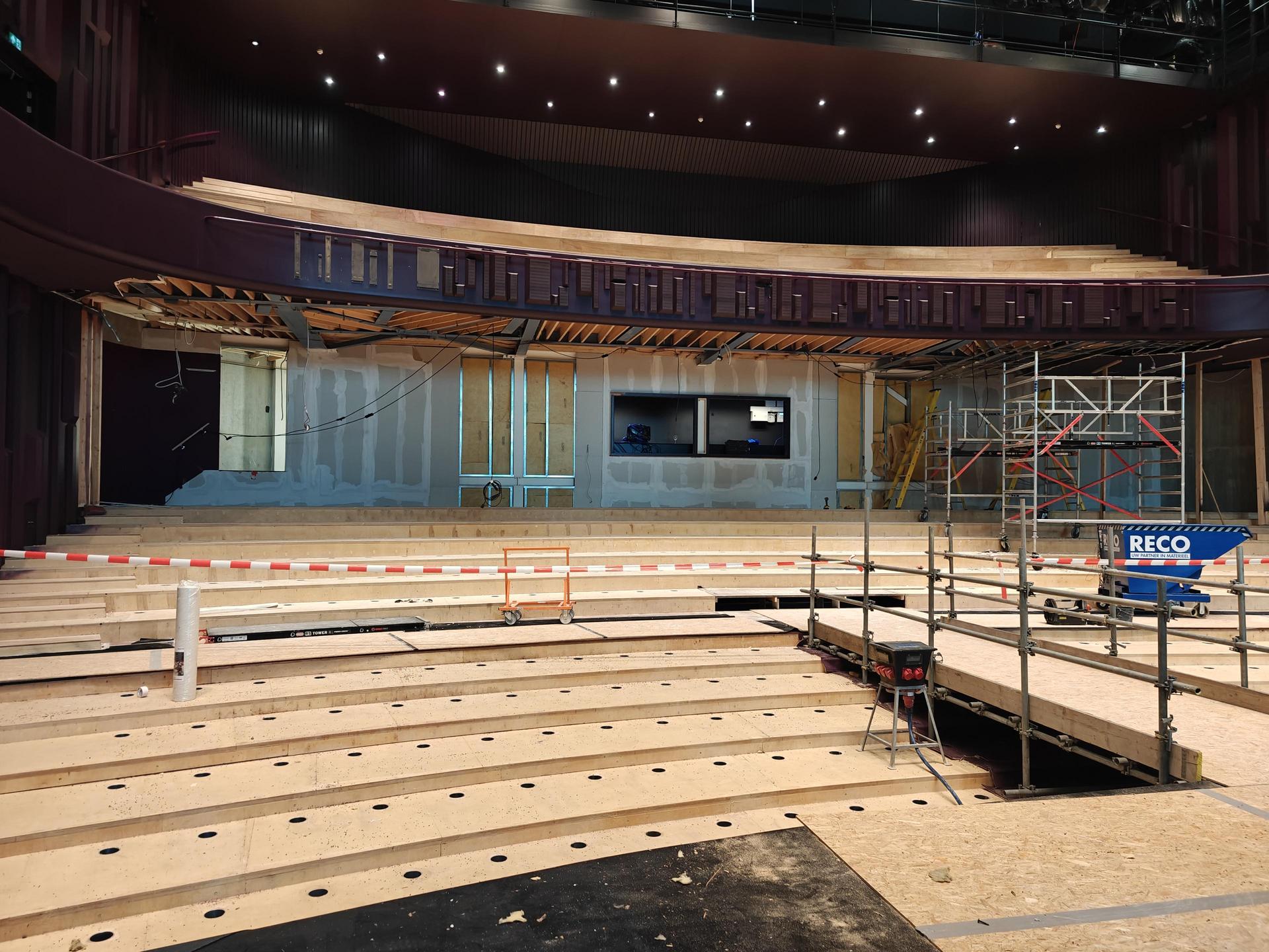 Foto's van de verbouwing van de grote zaal en foyer