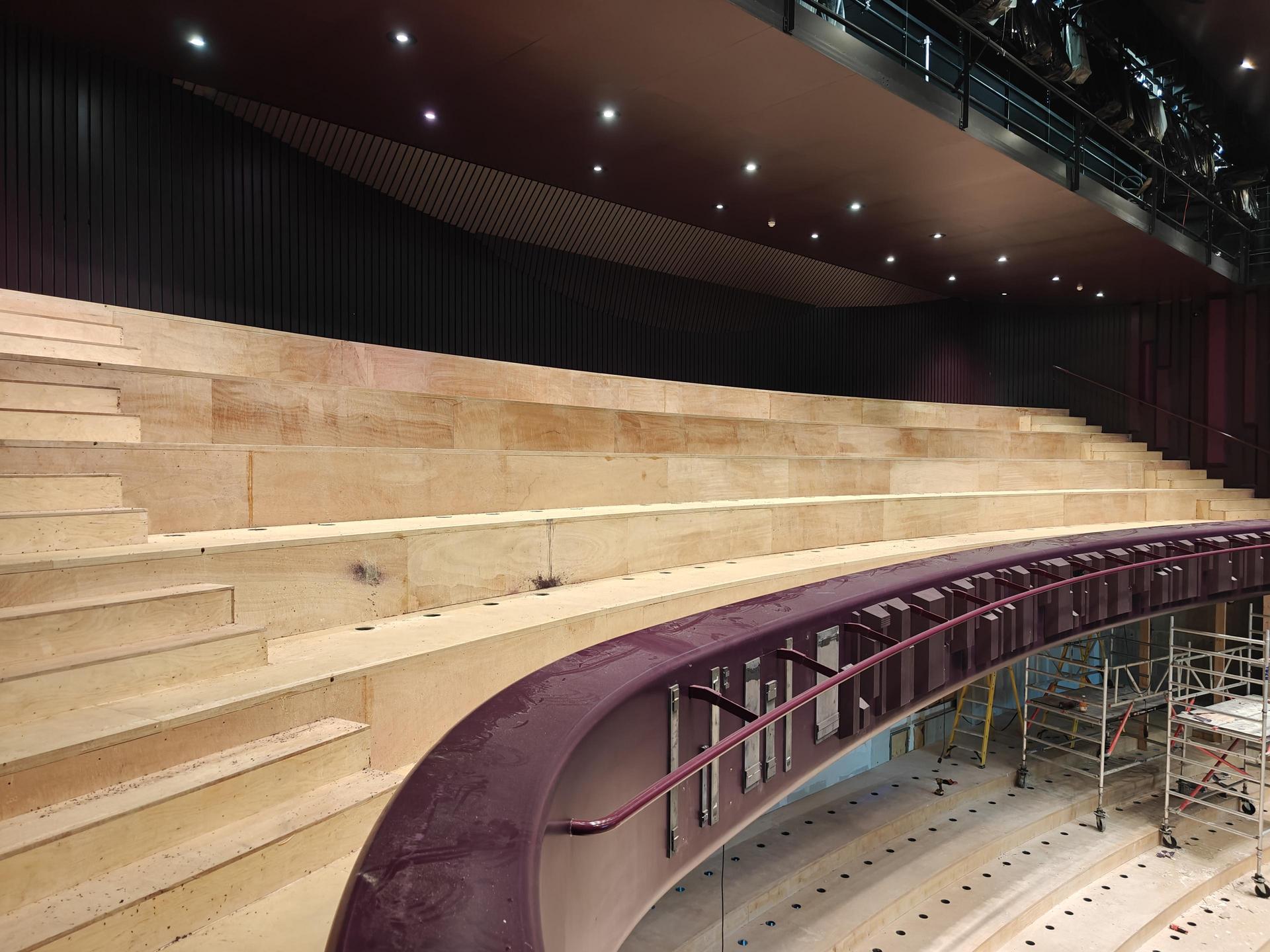 Foto's van de verbouwing van de grote zaal en foyer