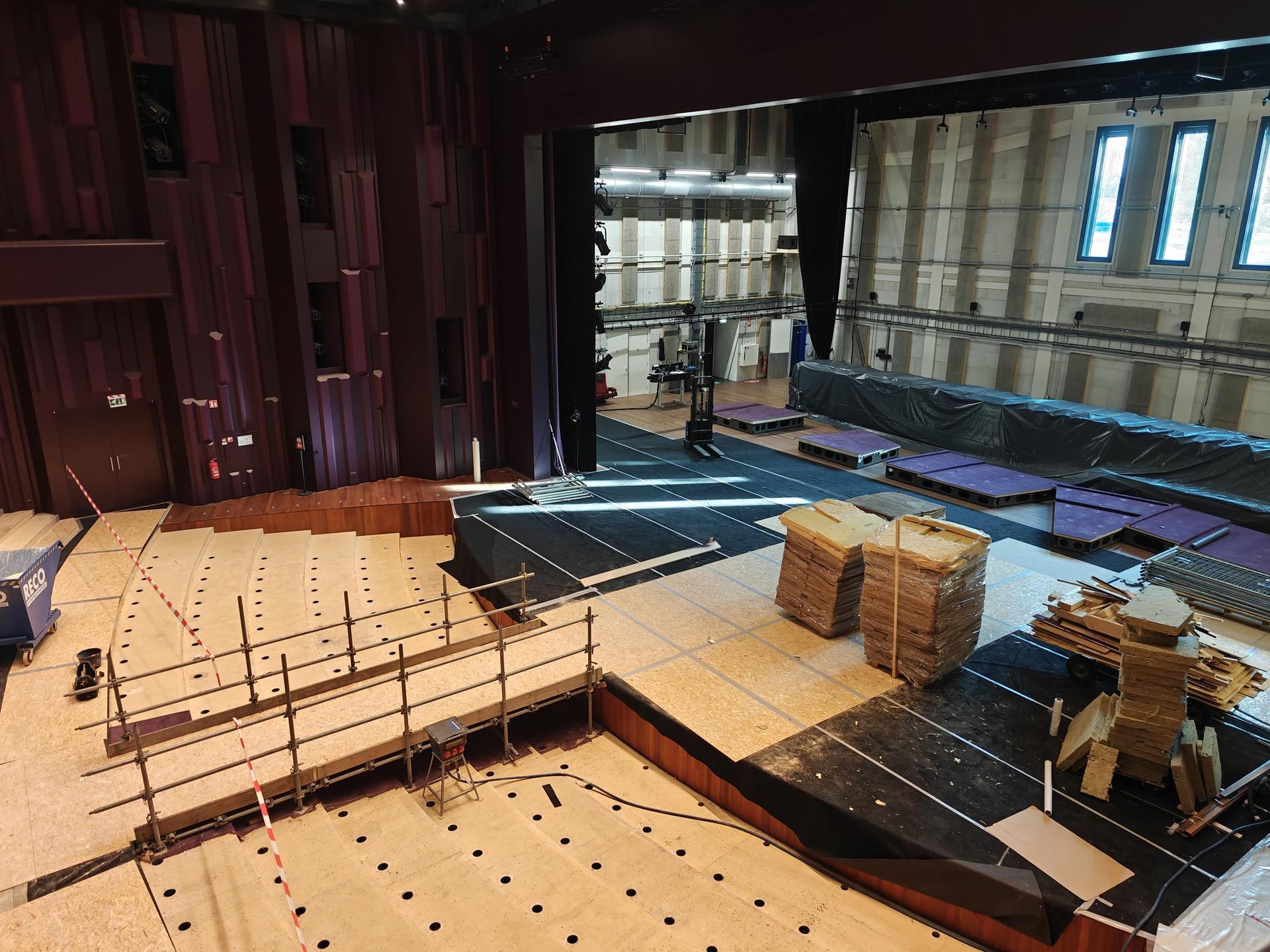 Foto's van de verbouwing van de grote zaal en foyer