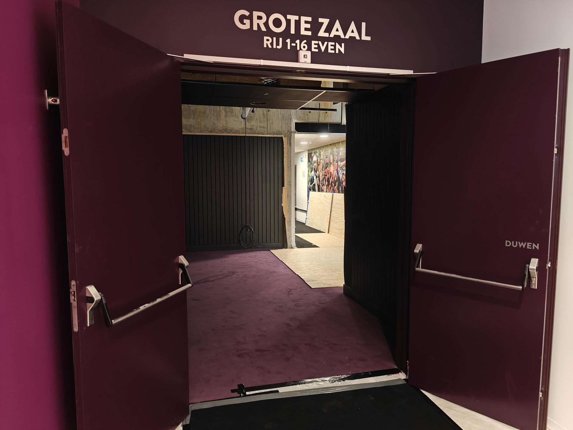 Foto's van de verbouwing van de grote zaal en foyer