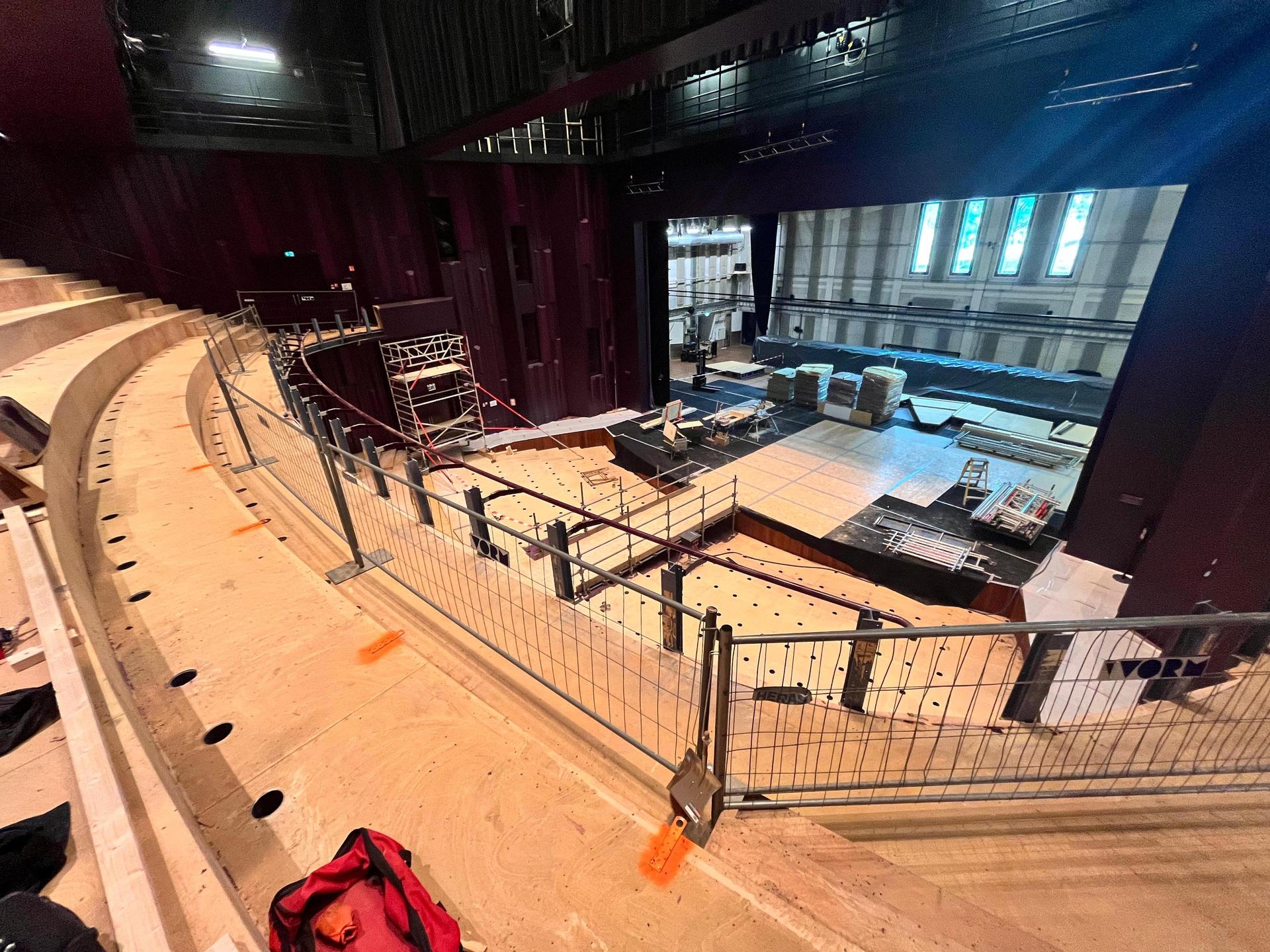 Foto's van de verbouwing van de Grote Zaal en de foyer van Theater de Stoep