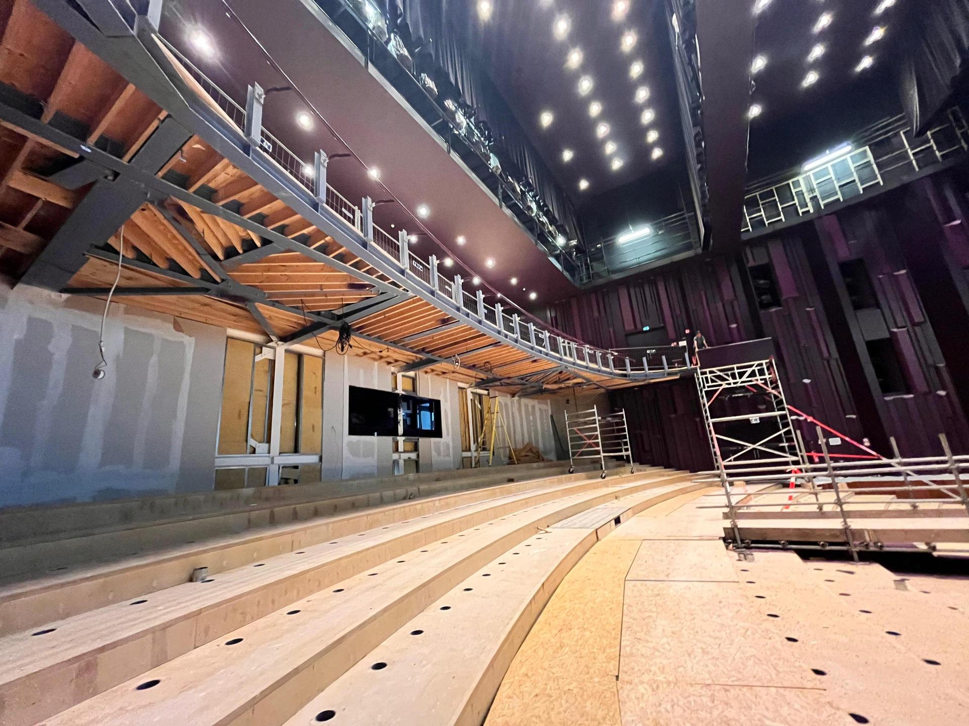 Foto's van de verbouwing van de Grote Zaal en de foyer van Theater de Stoep