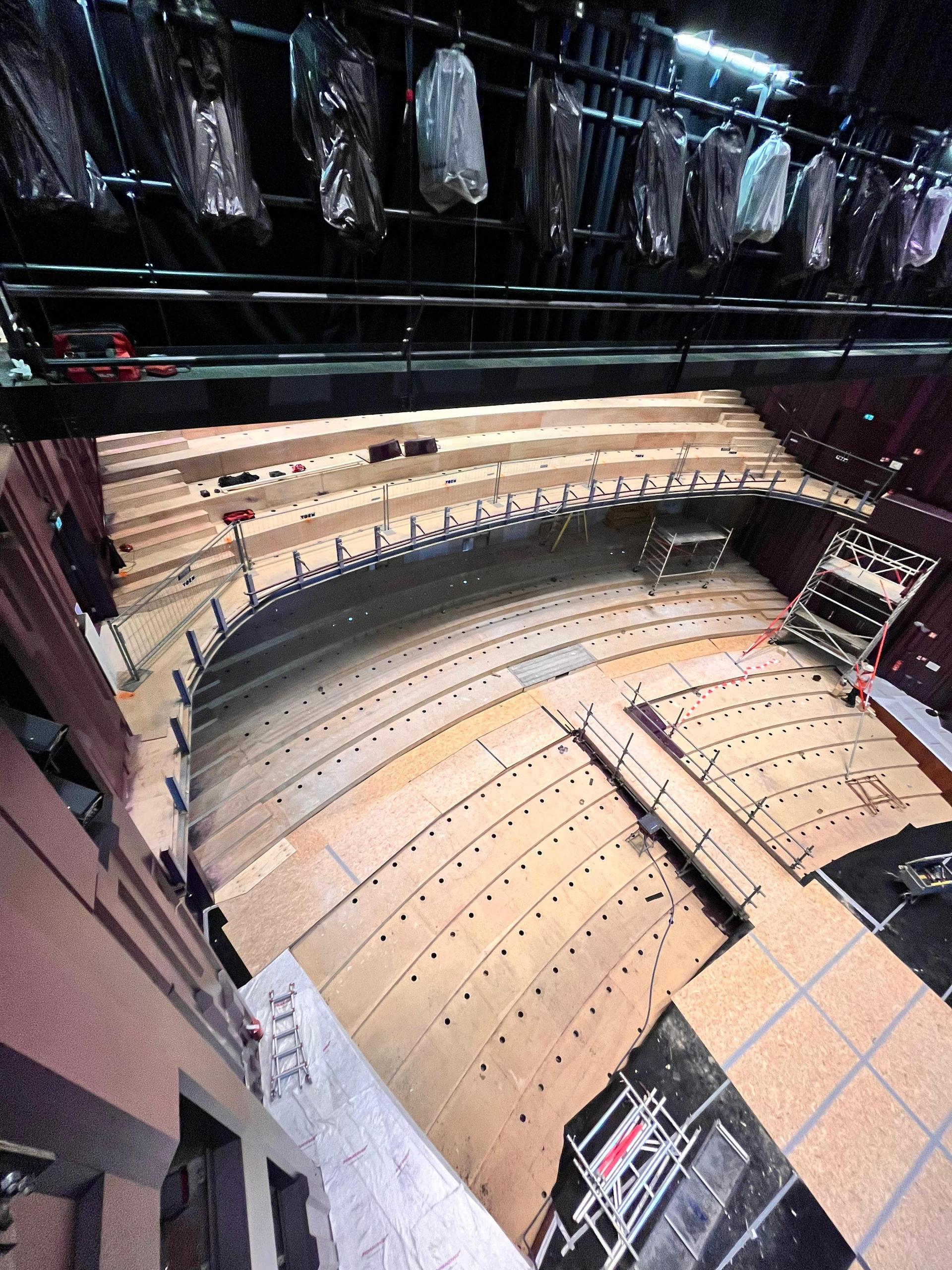 Foto's van de verbouwing van de Grote Zaal en de foyer van Theater de Stoep