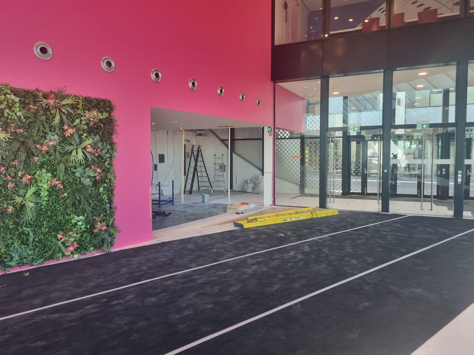 Foto's van de verbouwing van onze grote zaal en foyer