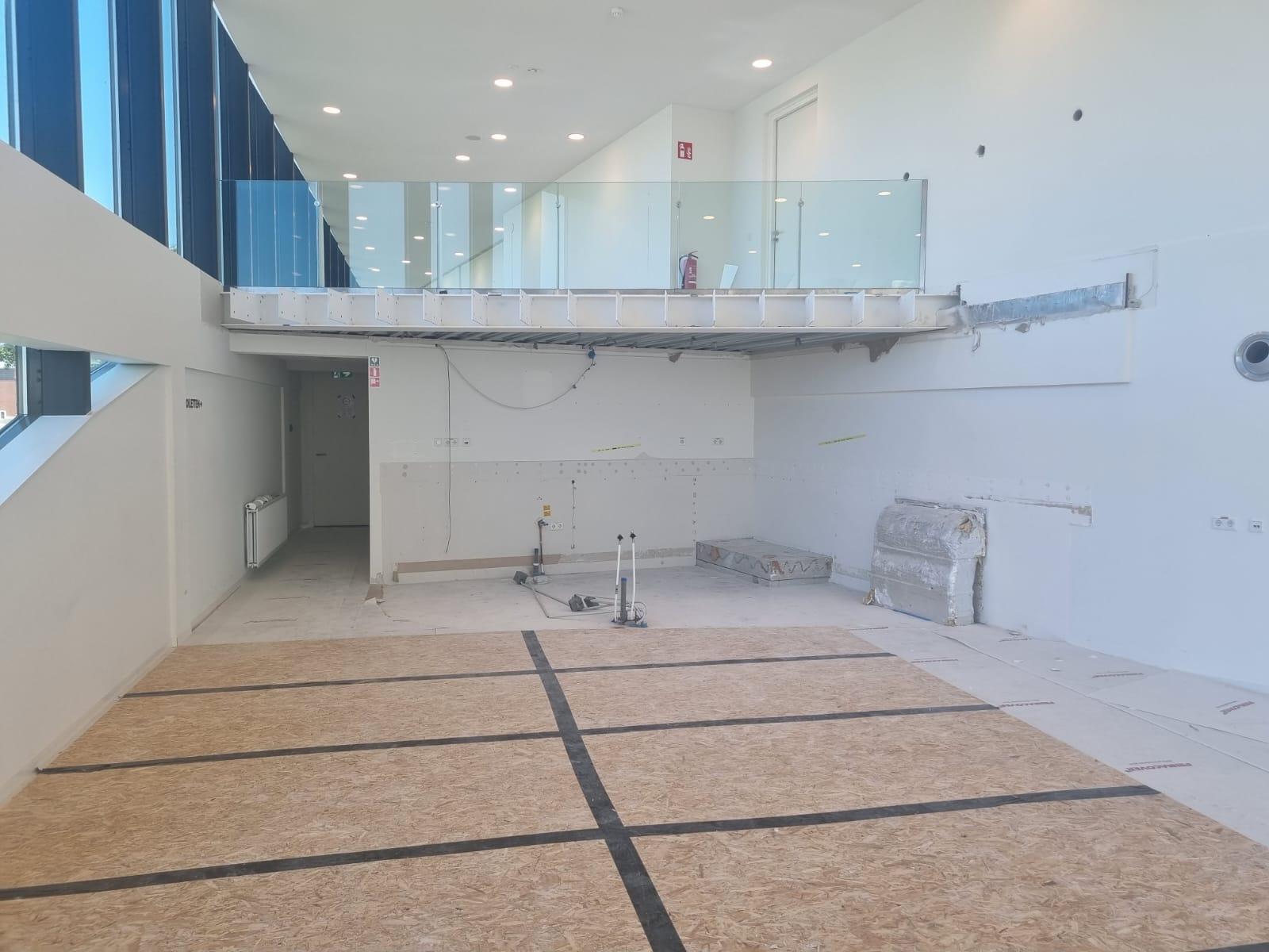 Foto's van de verbouwing van onze grote zaal en foyer