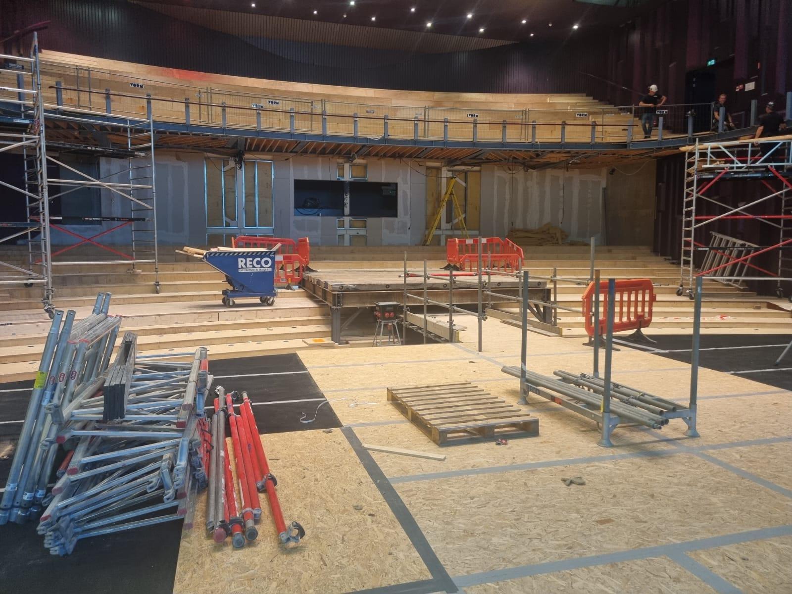 Foto's van de verbouwing van onze grote zaal en foyer