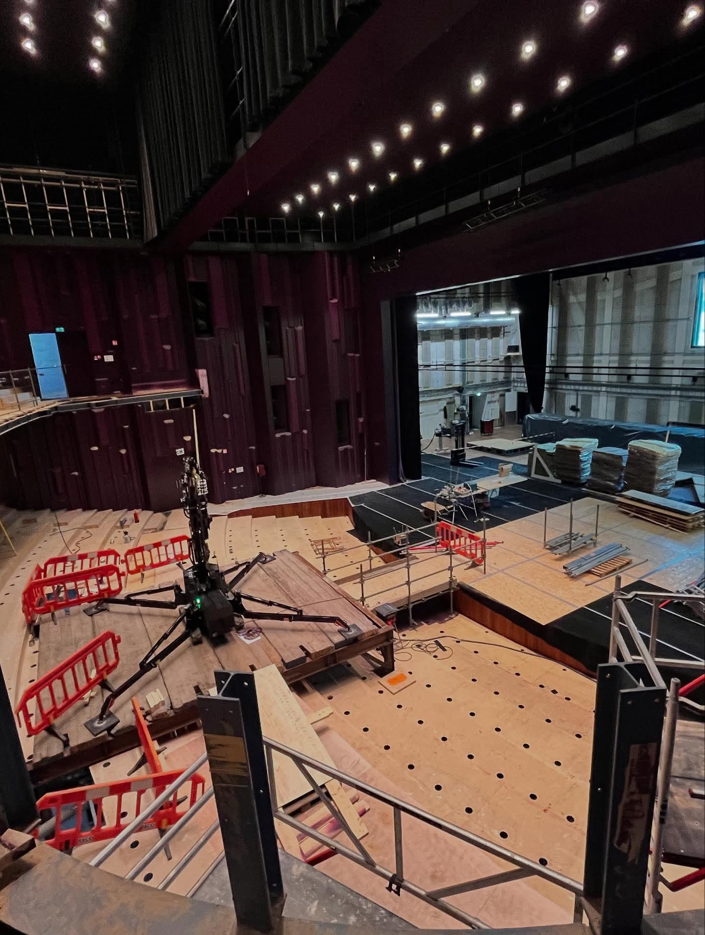 Foto van de verbouwing van de foyer, grote zaal en theatercafé