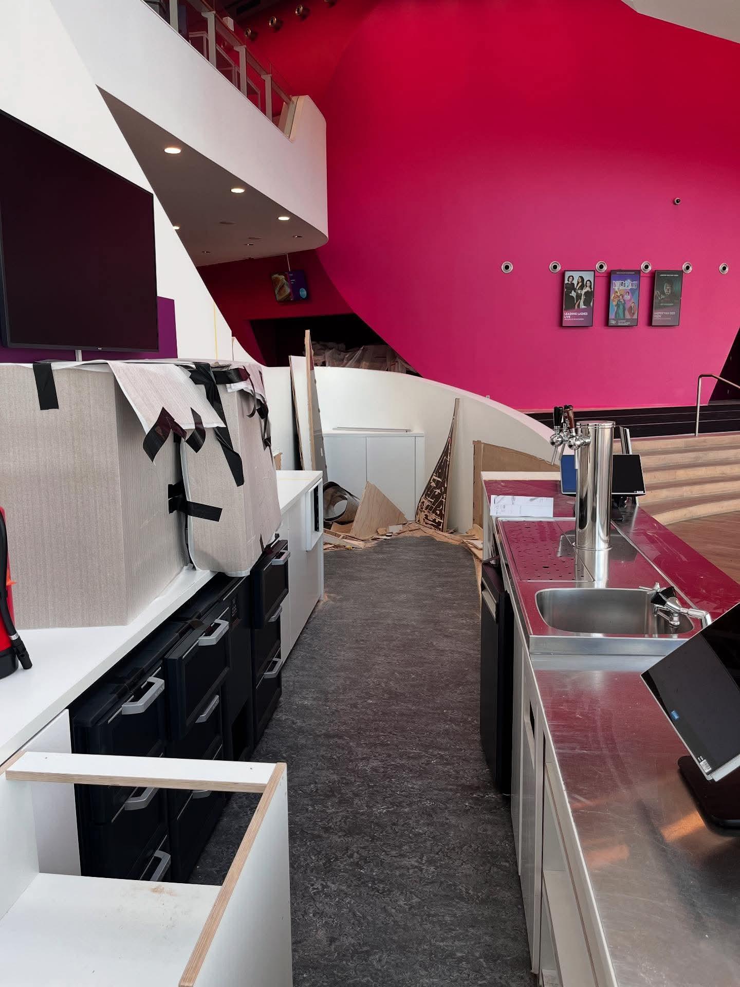 Foto van de verbouwing van de foyer, grote zaal en theatercafé