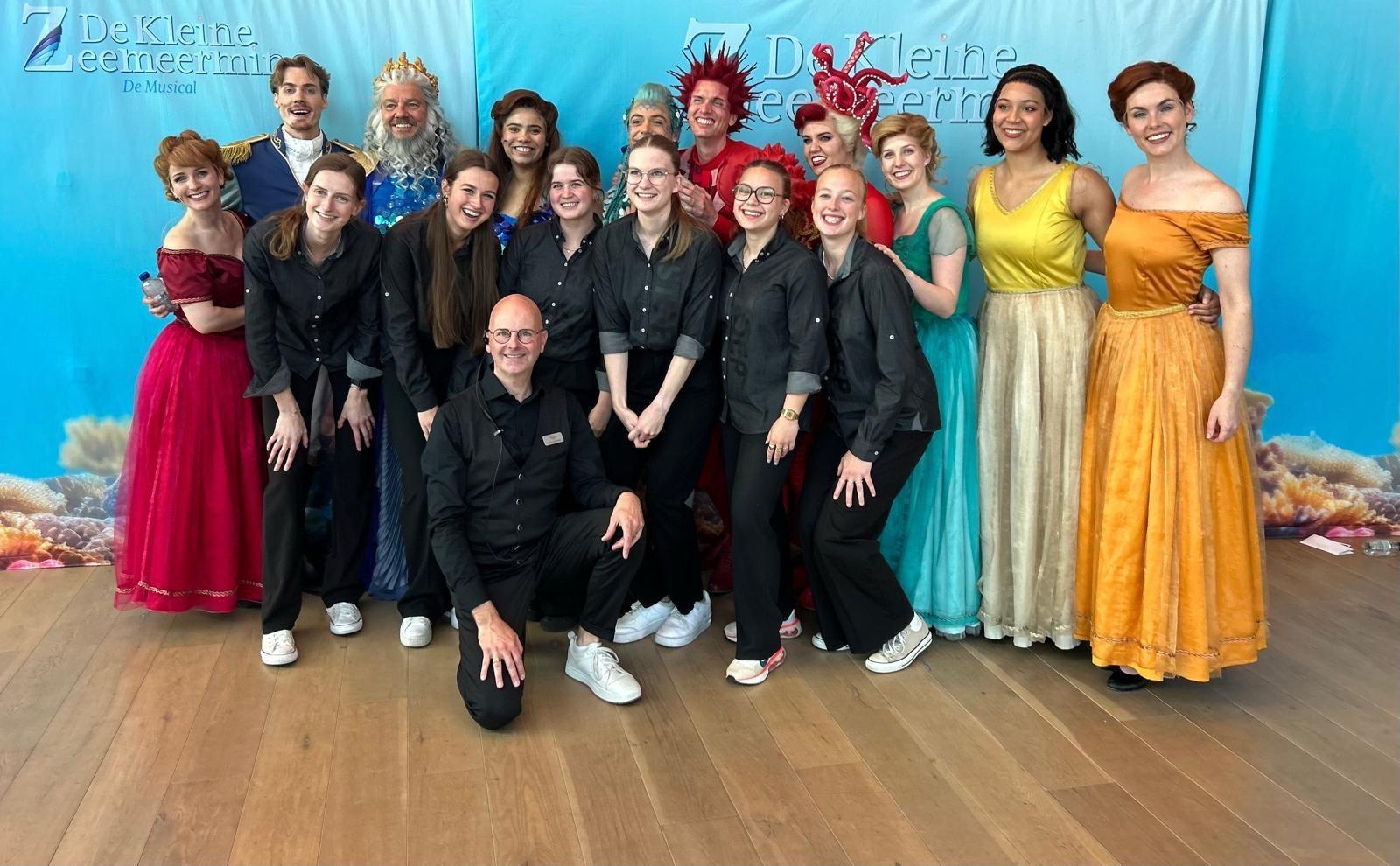 deel van het horecateam van theater de stoep bij de cast van De Kleine Zeemeermin