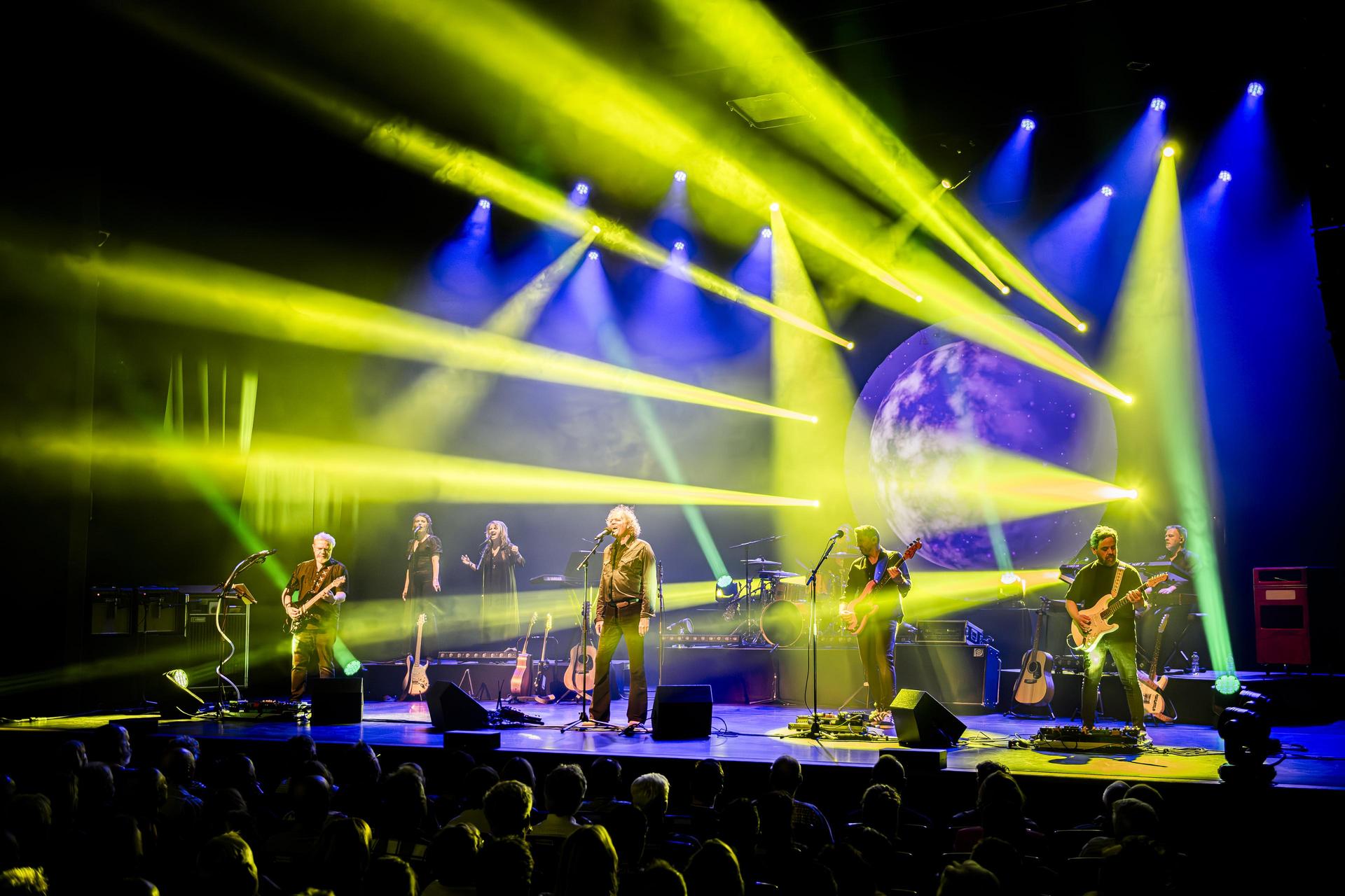 Scènebeelden van Pink Project The Band met de band op het podium