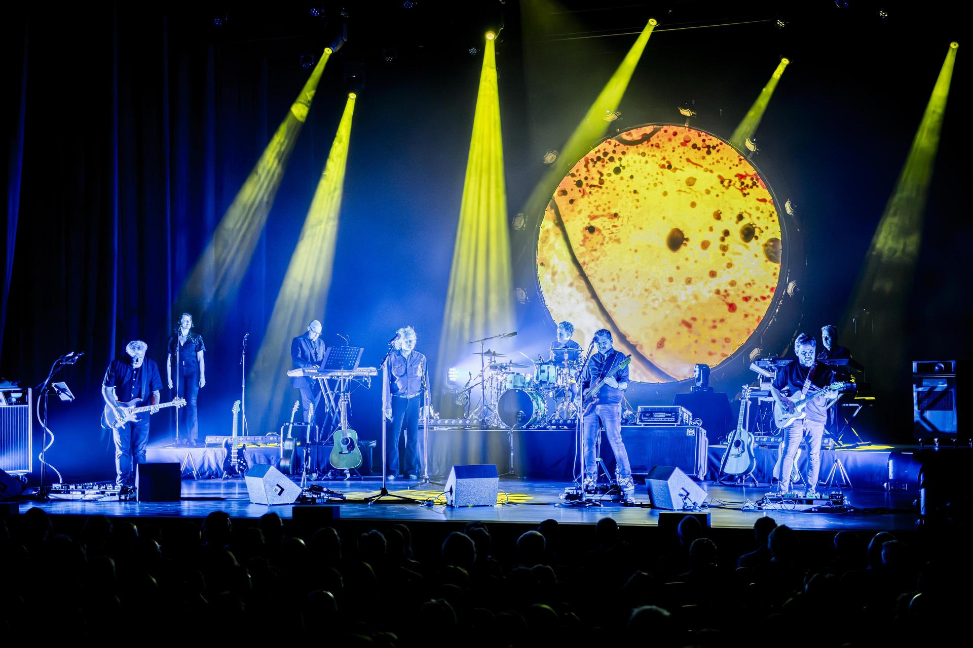 Scènebeelden van Pink Project The Band met de band op het podium
