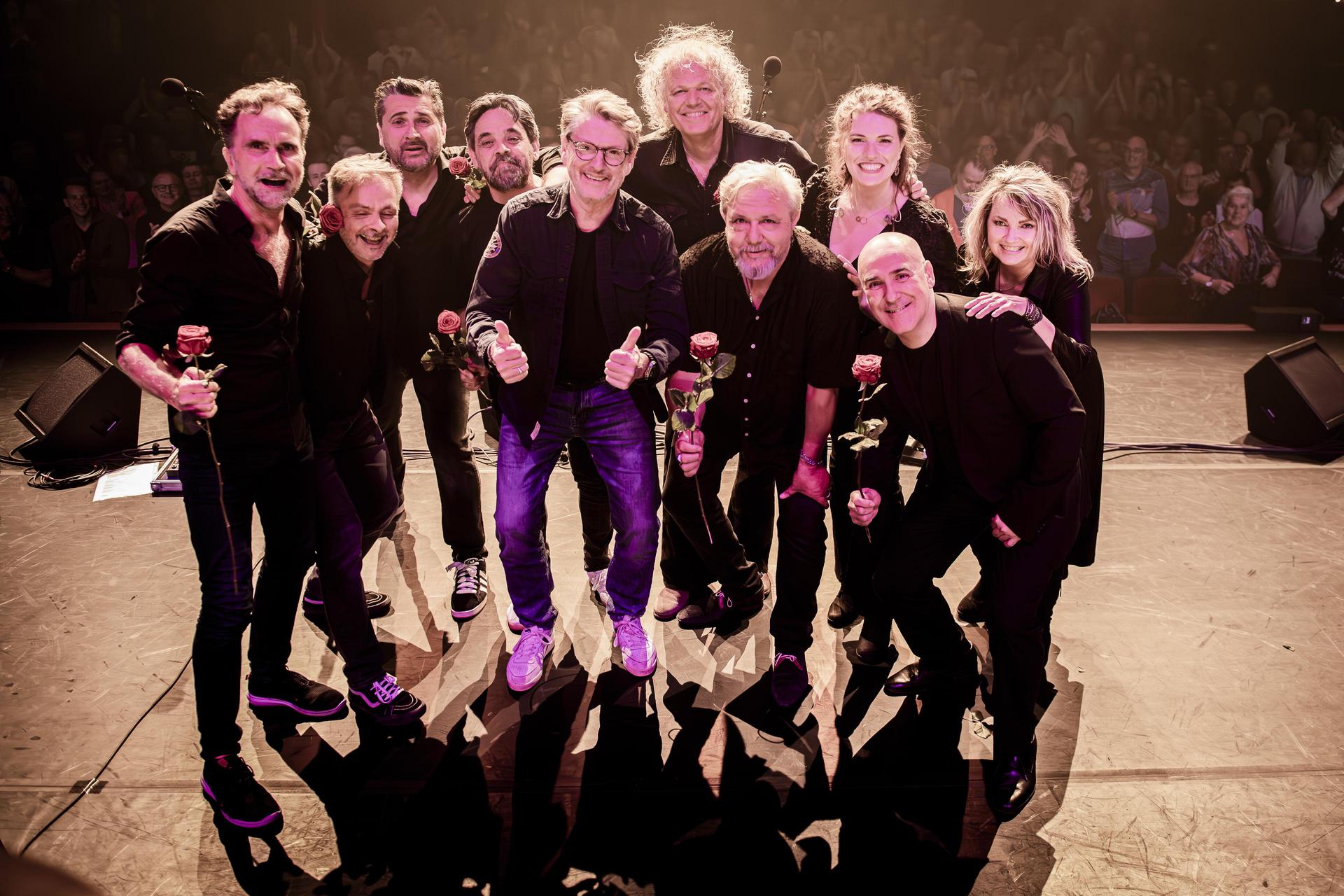 Scènebeelden van Pink Project The Band met de band op het podium