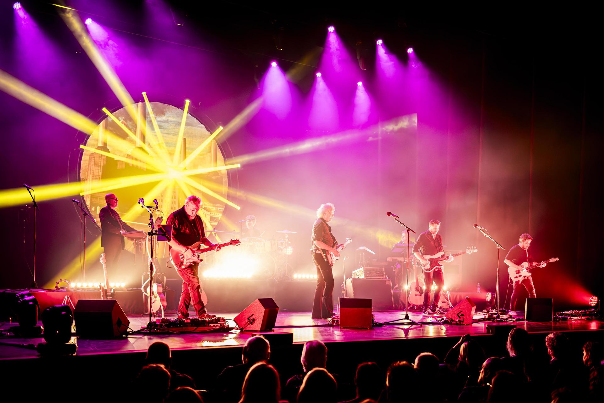 Scènebeelden van Pink Project The Band met de band op het podium