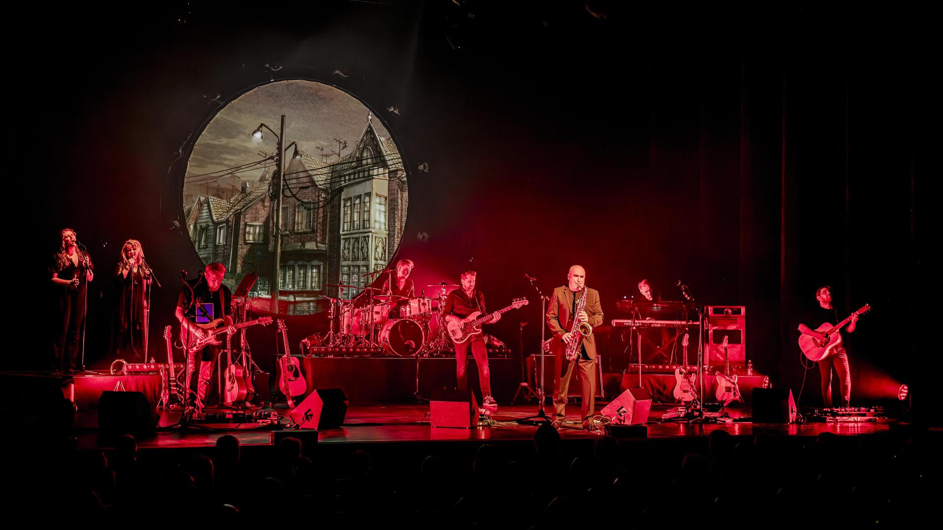 Scènebeelden van Pink Project The Band met de band op het podium
