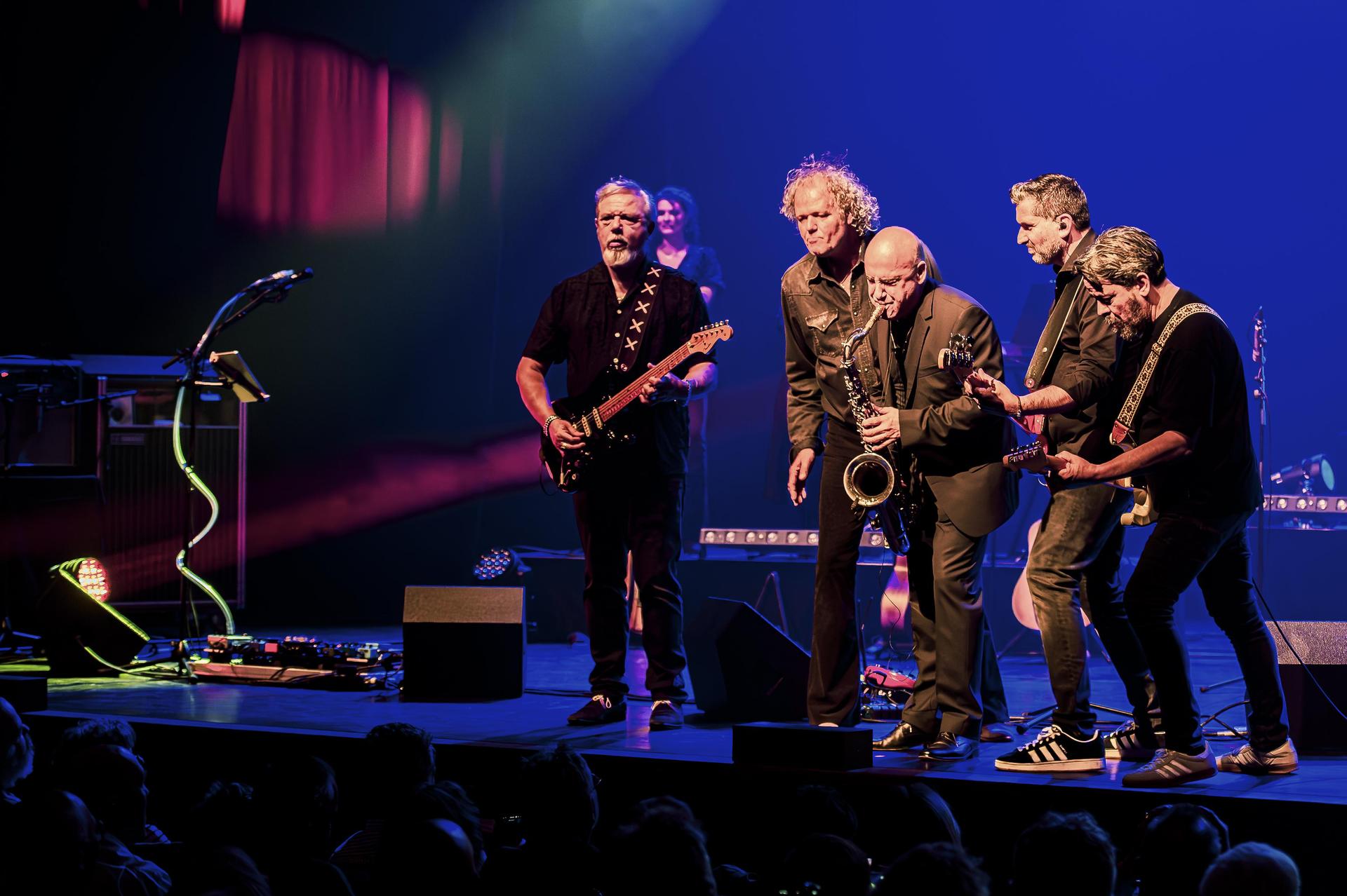 Scènebeelden van Pink Project The Band met de band op het podium