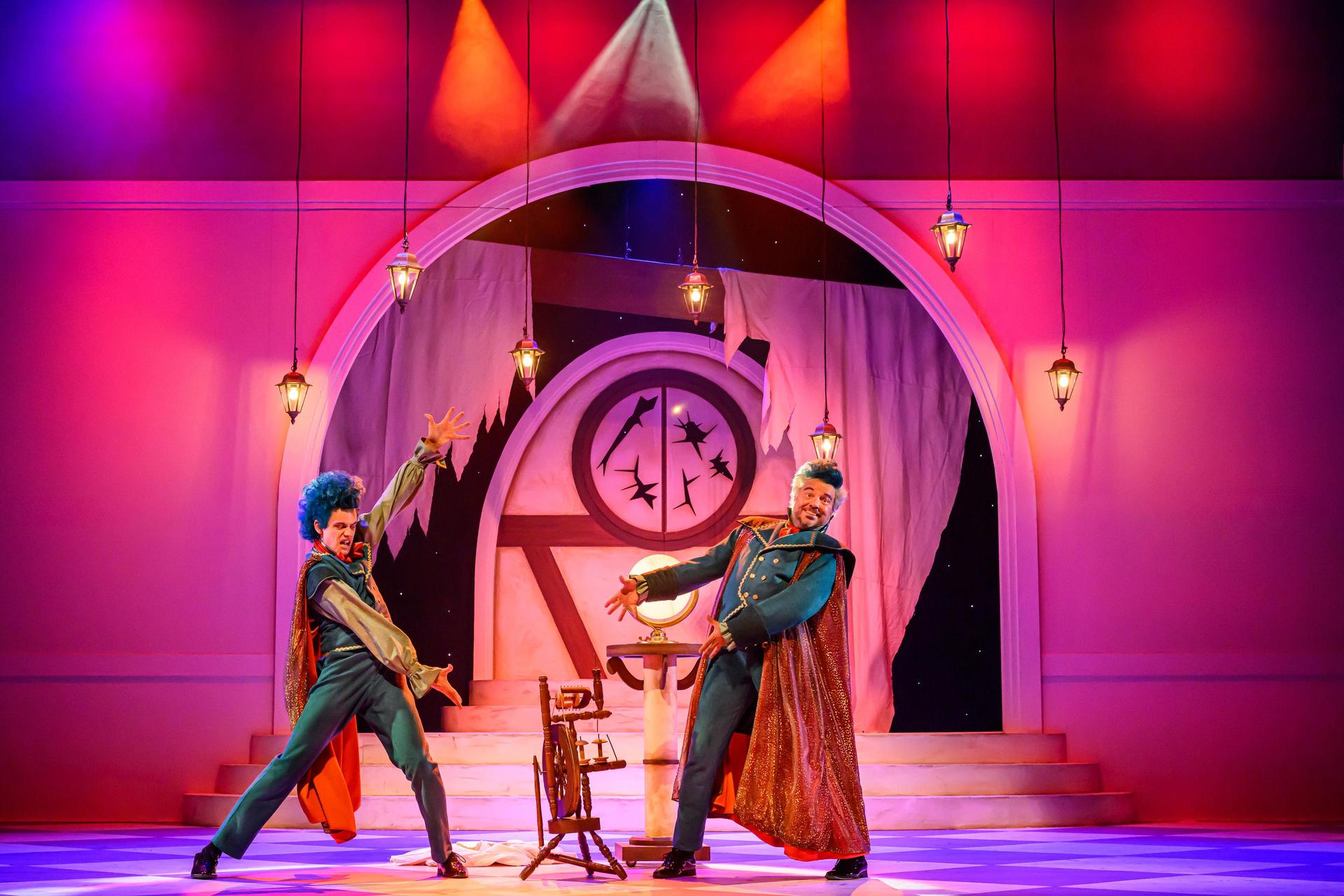 scenebeelden van Doornroosje de musical